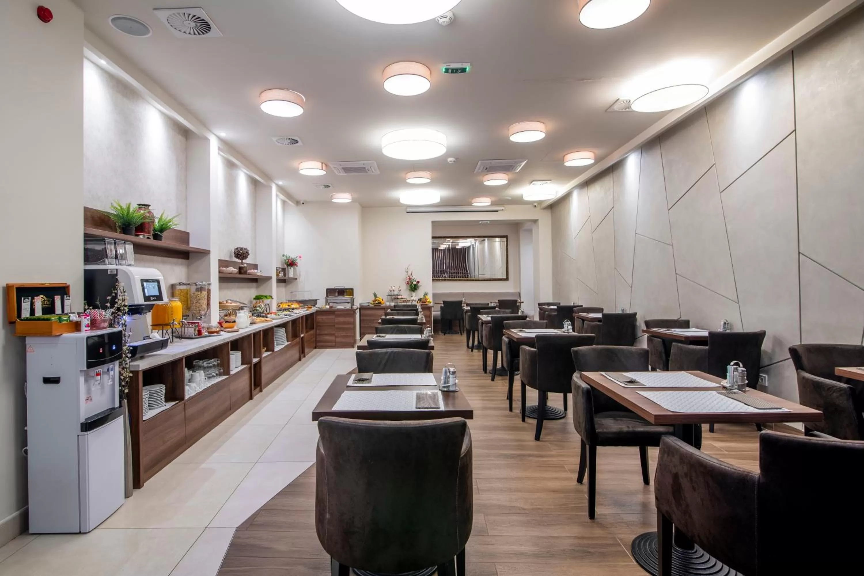 Restaurant/places to eat in Hotel Opera Garni