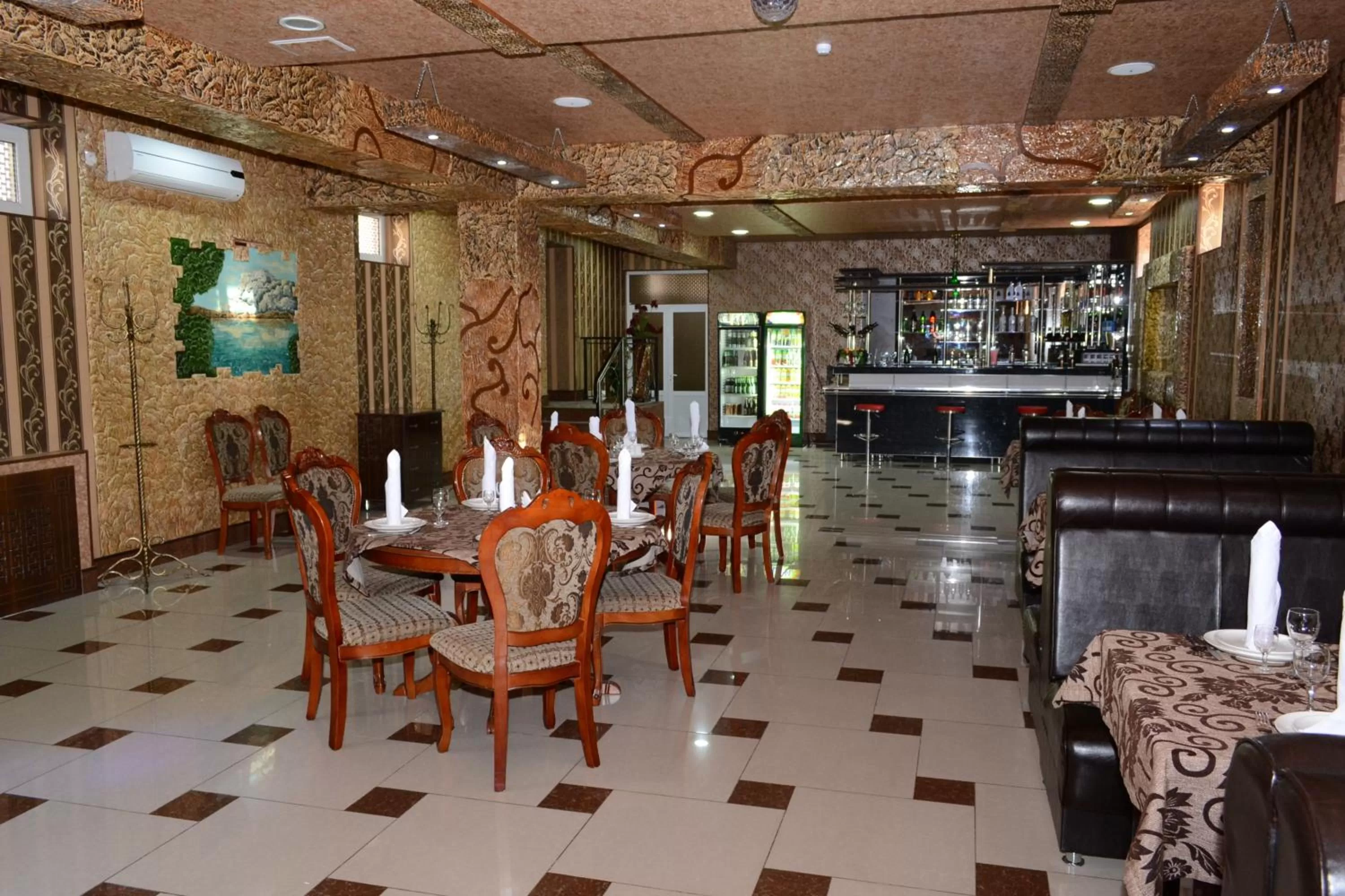 Restaurant/Places to Eat in Maximum Hotel