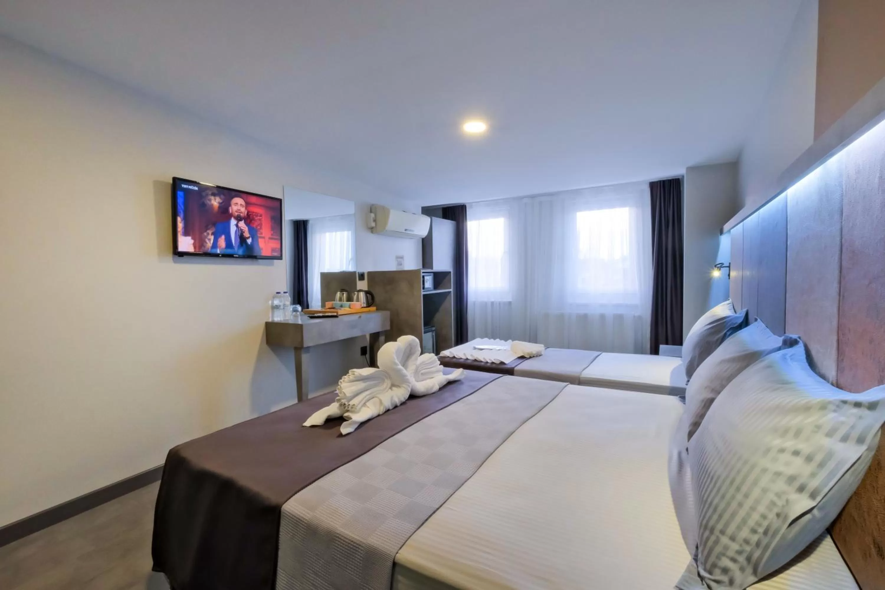 Photo of the whole room, Bed in The Queen Hotel