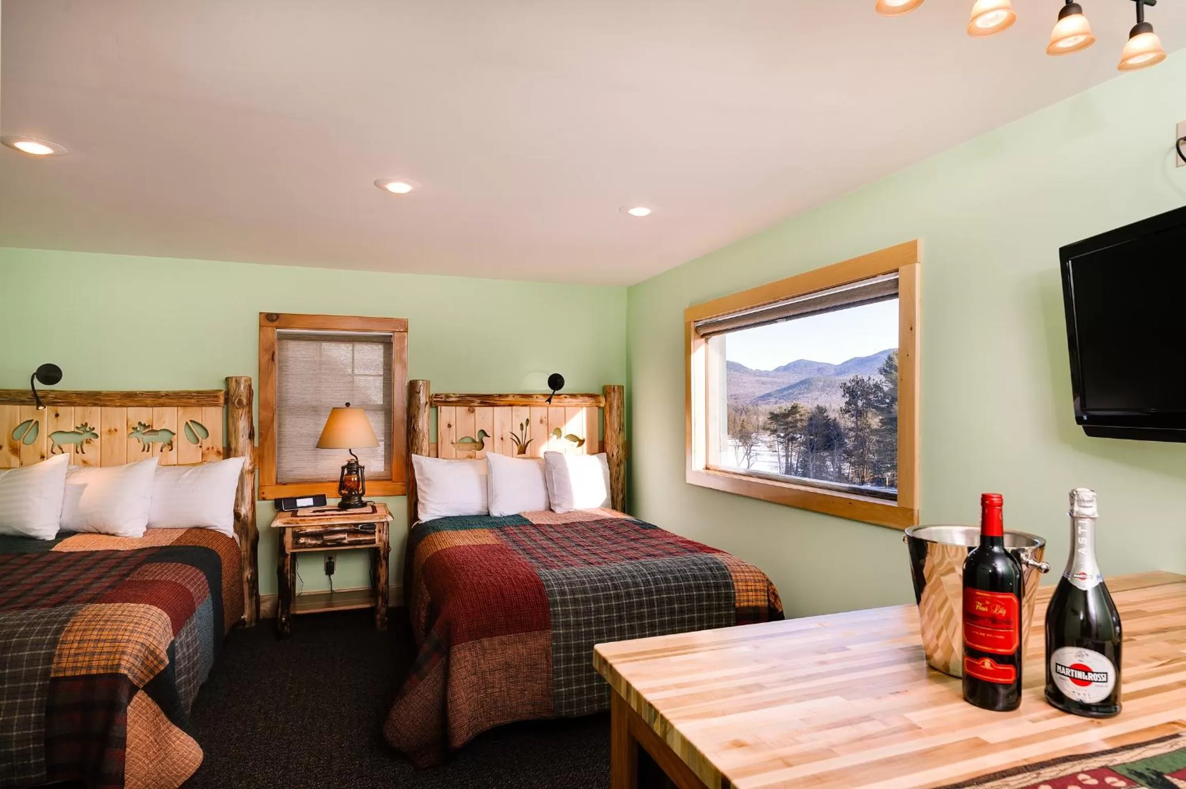 TV and multimedia, Bed in Cobble Mountain Lodge