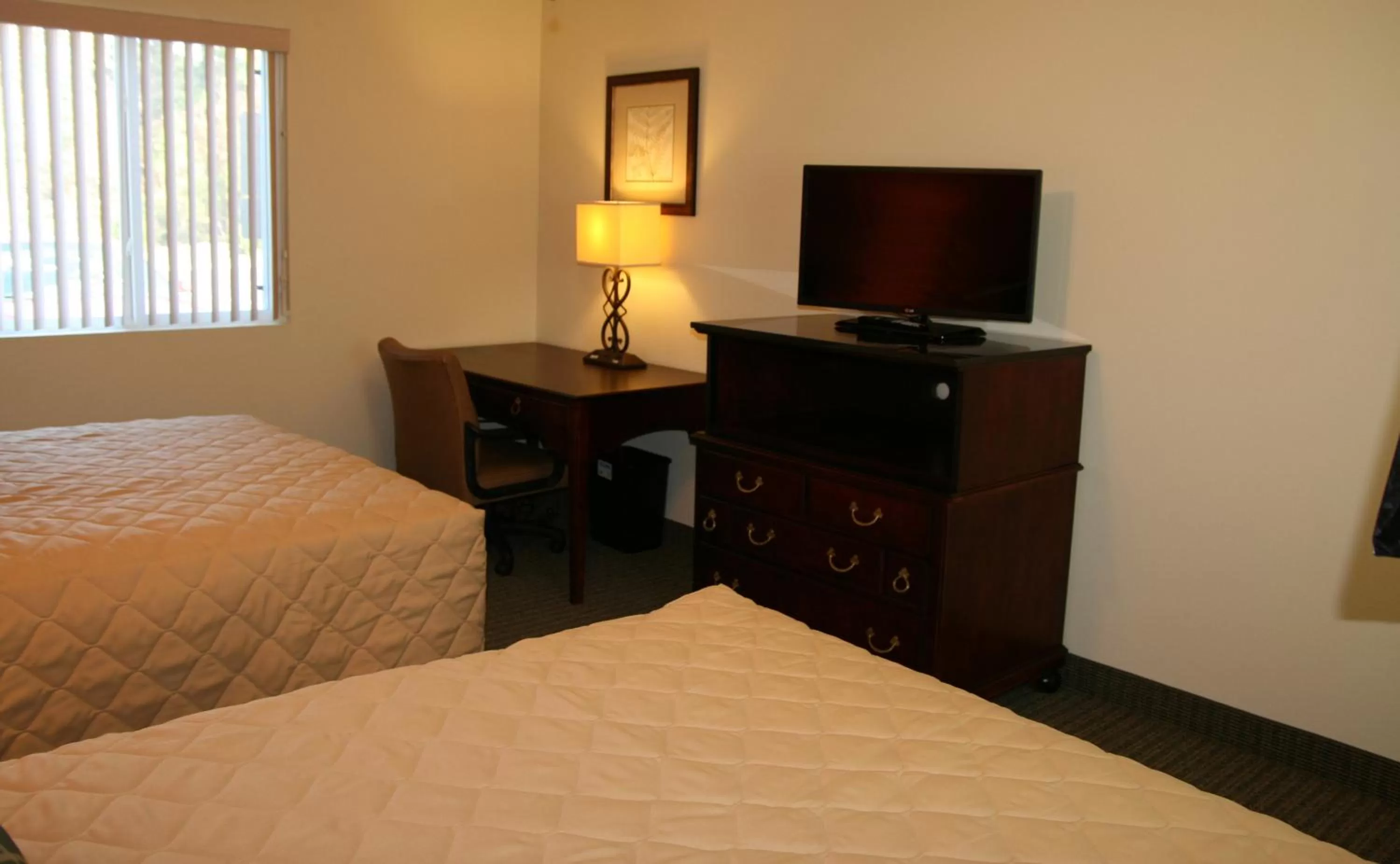 Bedroom, Bed in Affordable Suites Mooresville