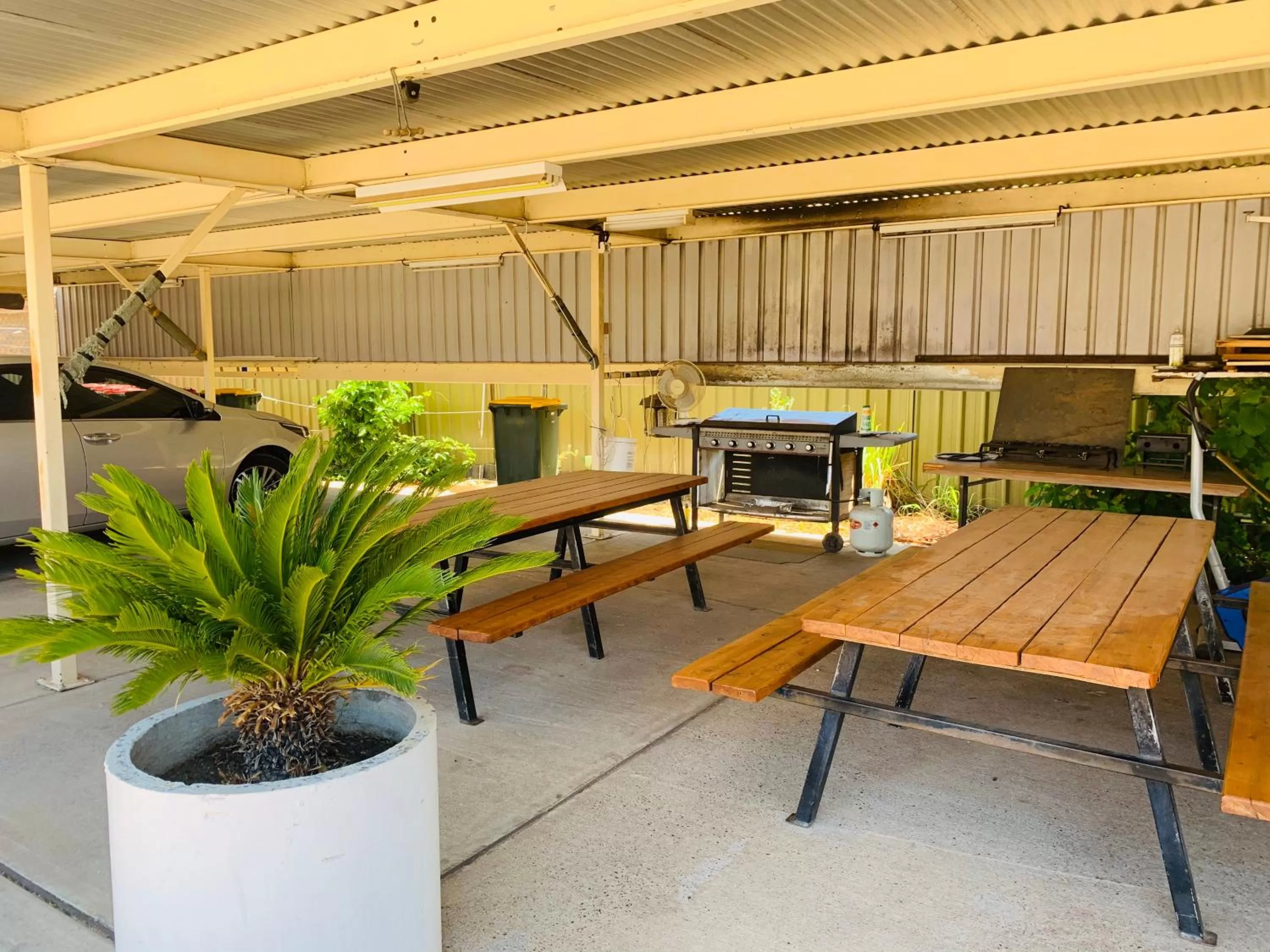 BBQ facilities in Angel's Rest Motel