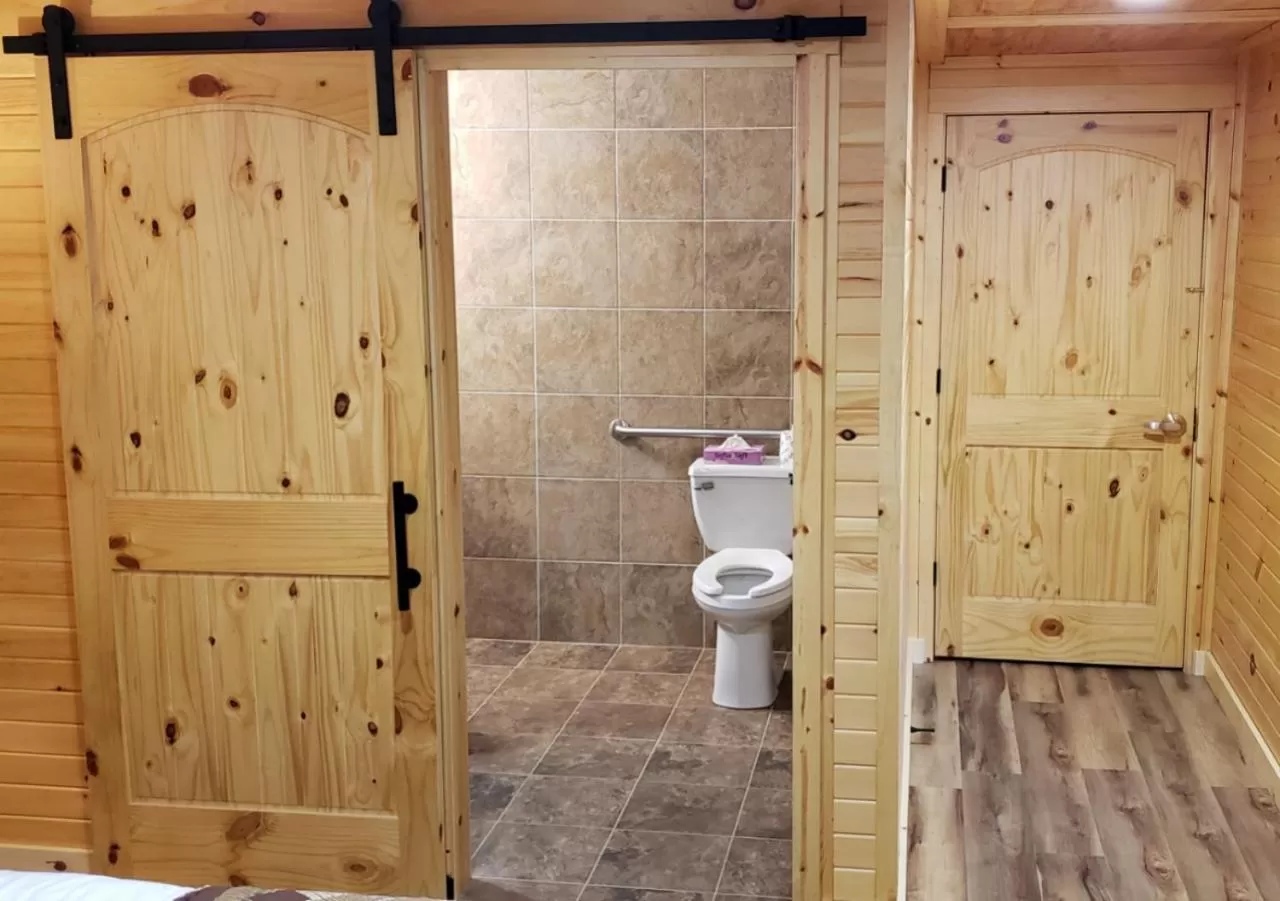 Cabin with Queen Bed in Potawatomi Inn & Cabins