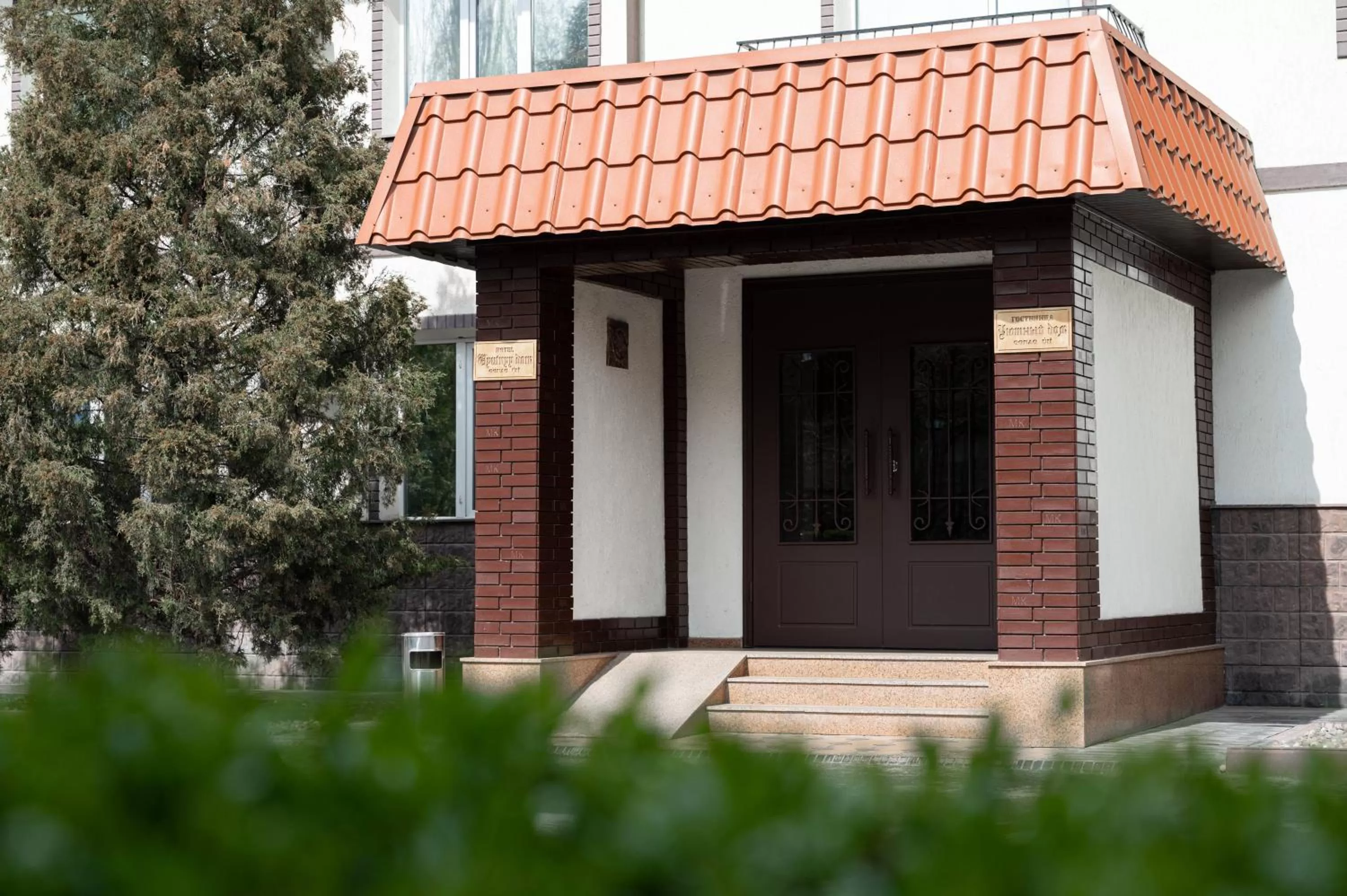 Facade/entrance, Property Building in UYUTNYY DOM