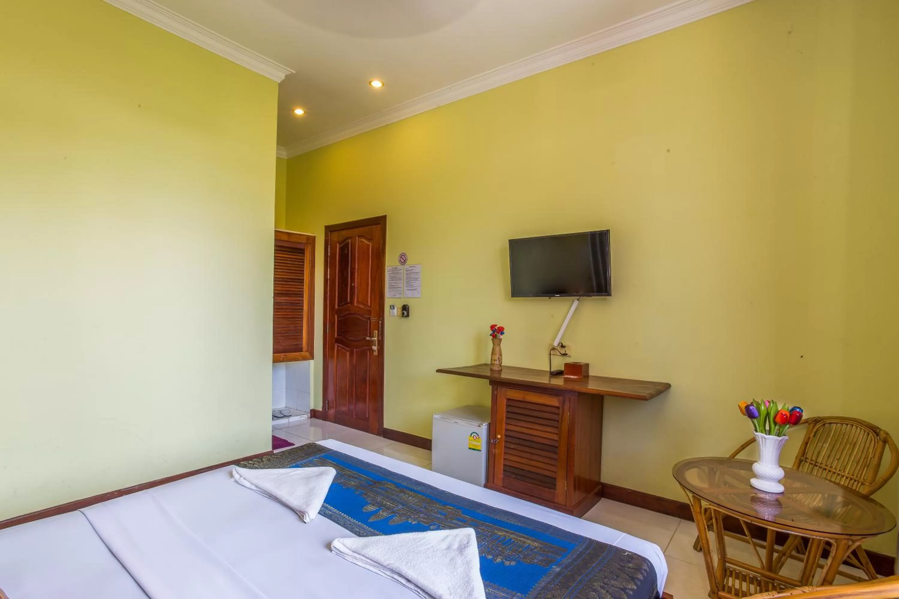 Bedroom, Bed in Side Walk Hotel