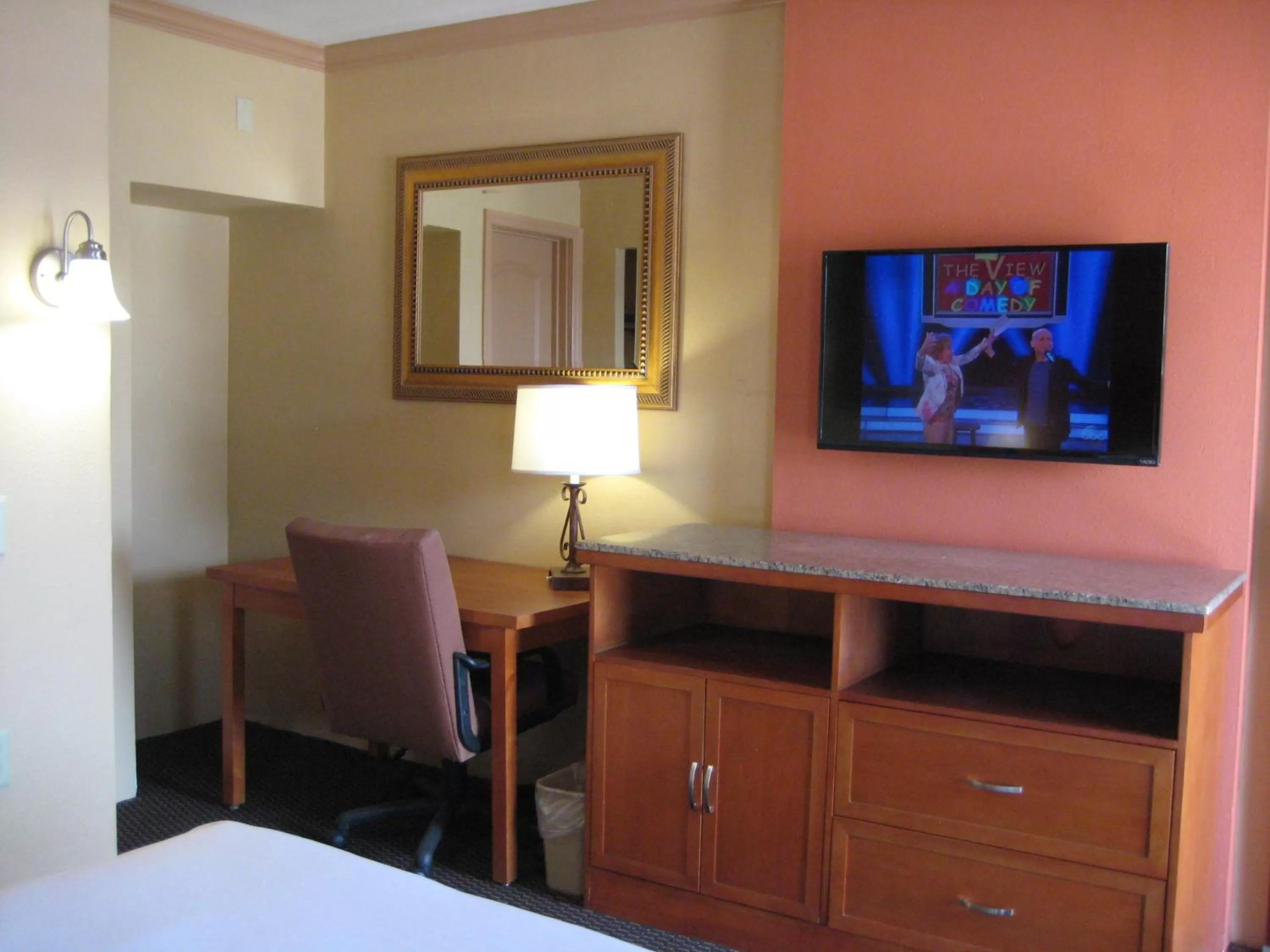 TV and multimedia, Bed in Americas Best Value Inn - Porterville