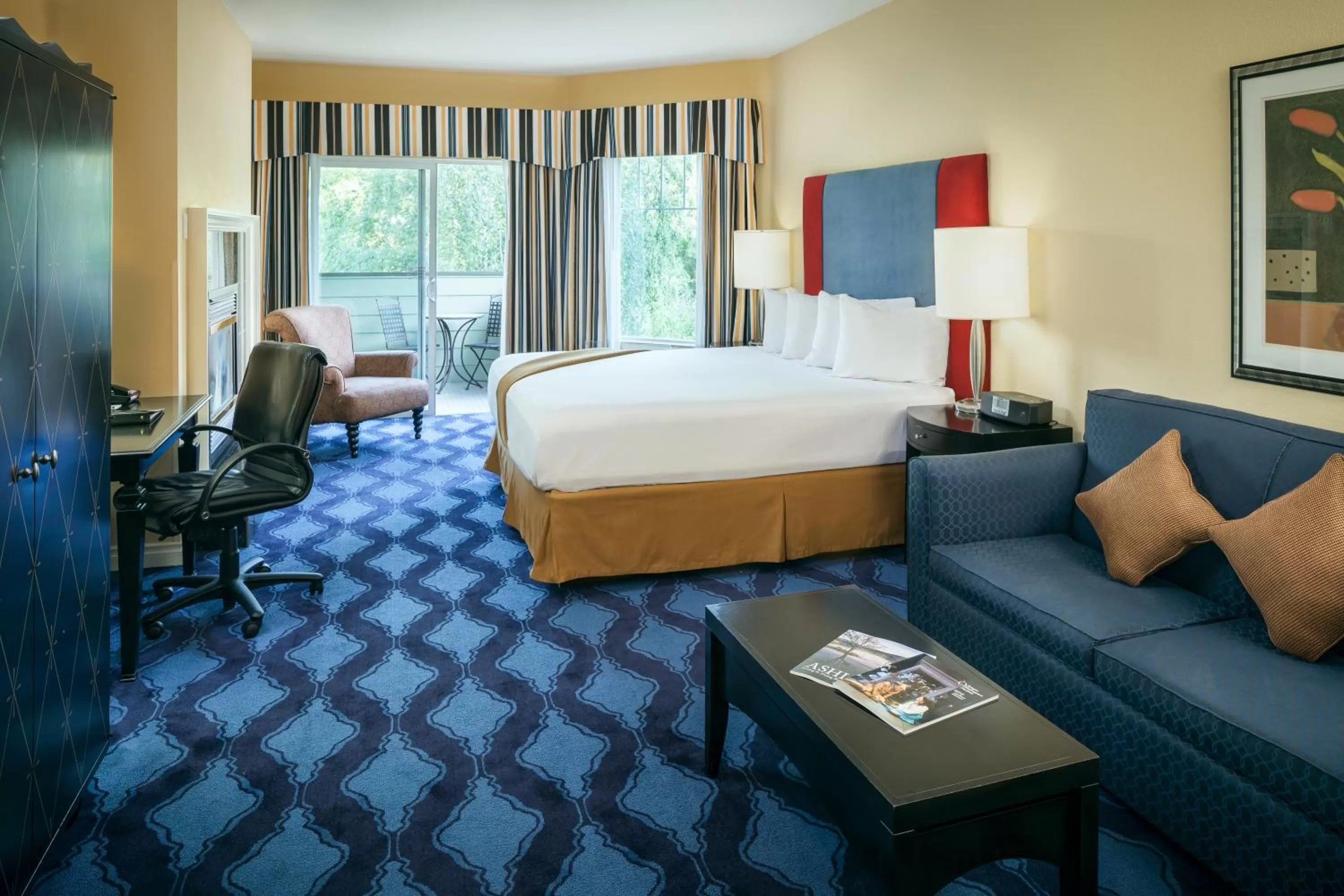 Photo of the whole room, Bed in Plaza Inn & Suites at Ashland Creek