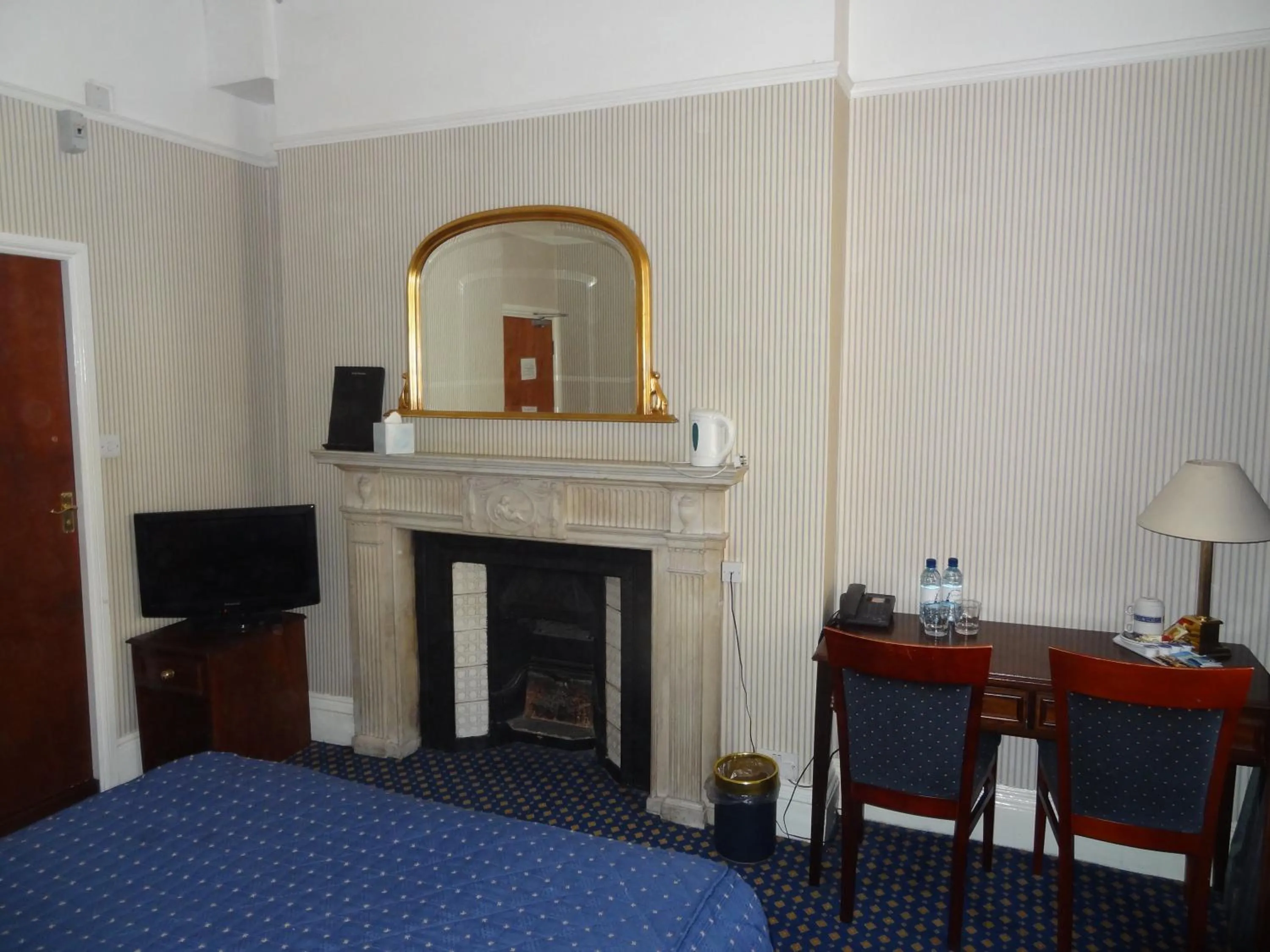 Photo of the whole room, Bed in Regency House Hotel