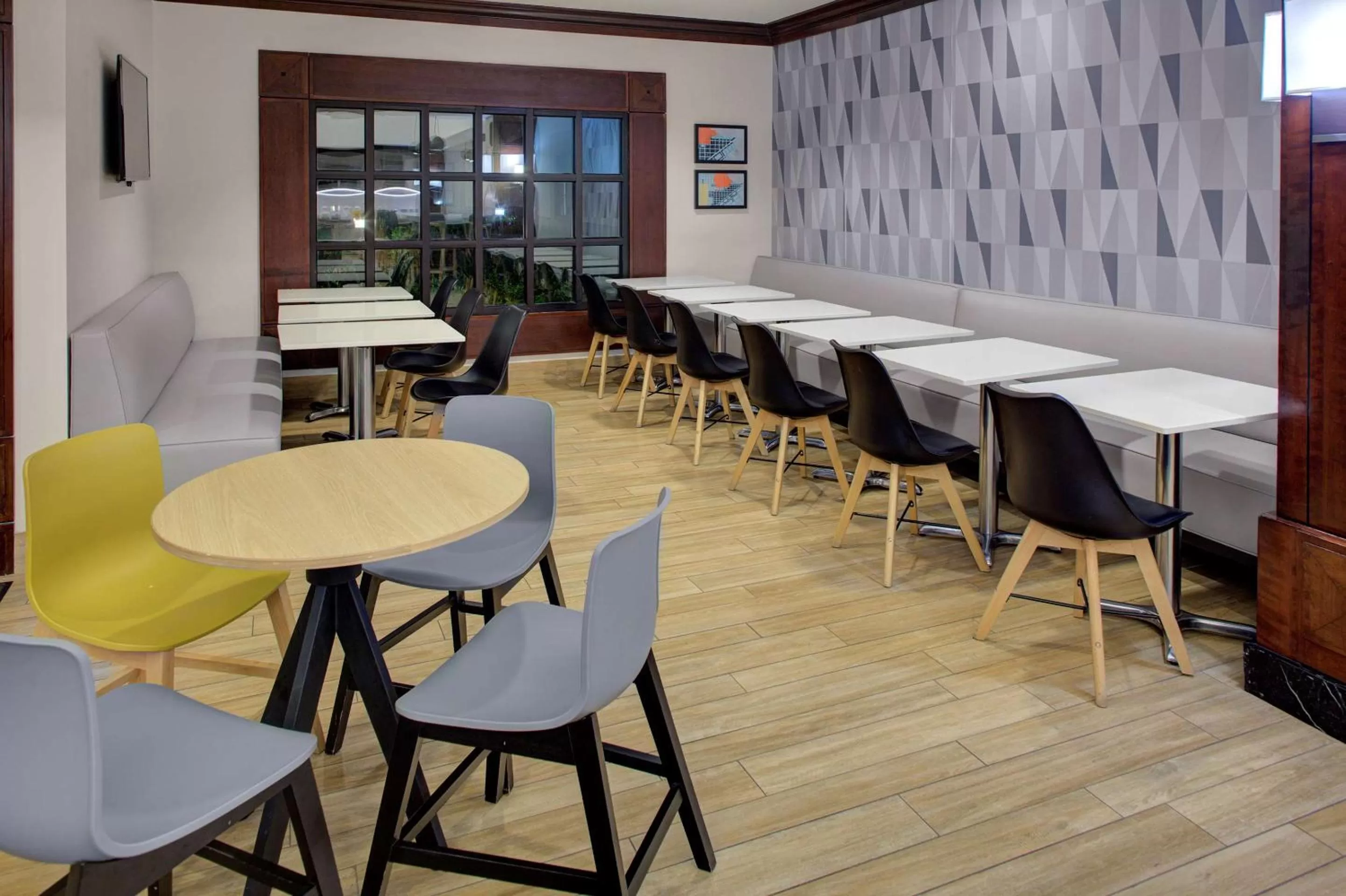 Restaurant/places to eat in Hyatt House Parsippany Whippany