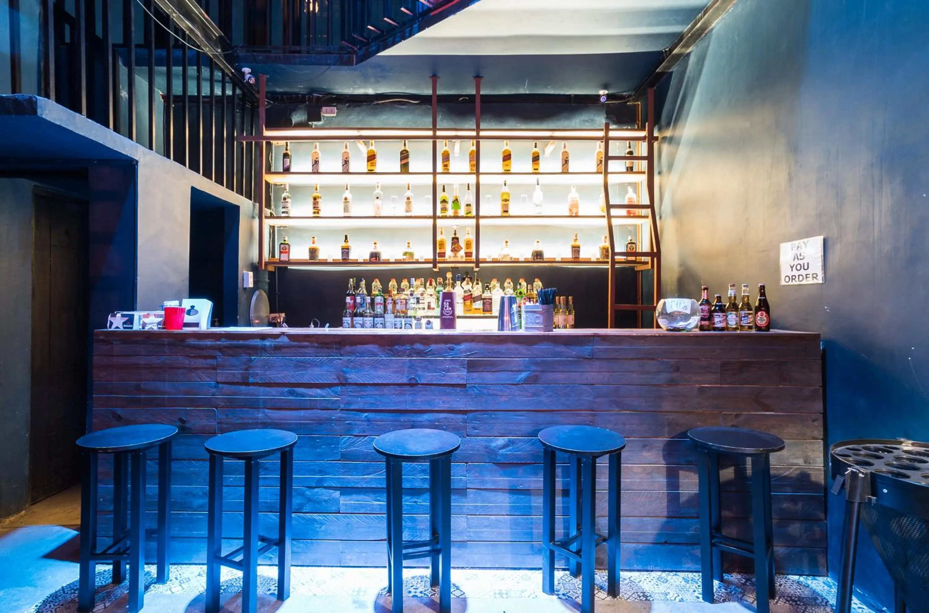 Nightclub / DJ in Heroes Hotel