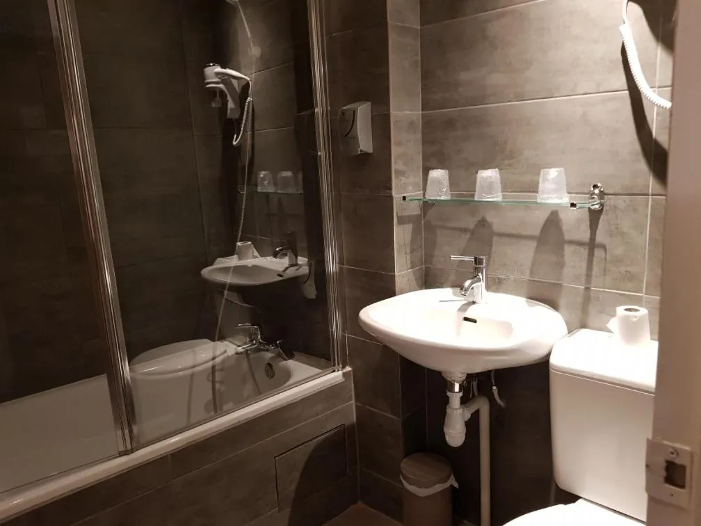 Bathroom in Hôtel du Maine