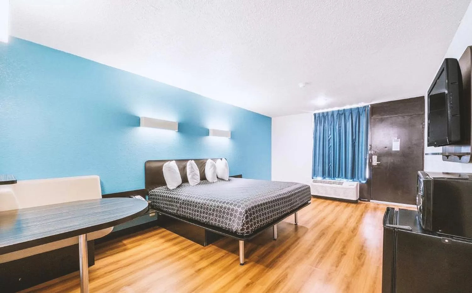 Bed in Sky Palace Inn & Suites By Jasper Beeville