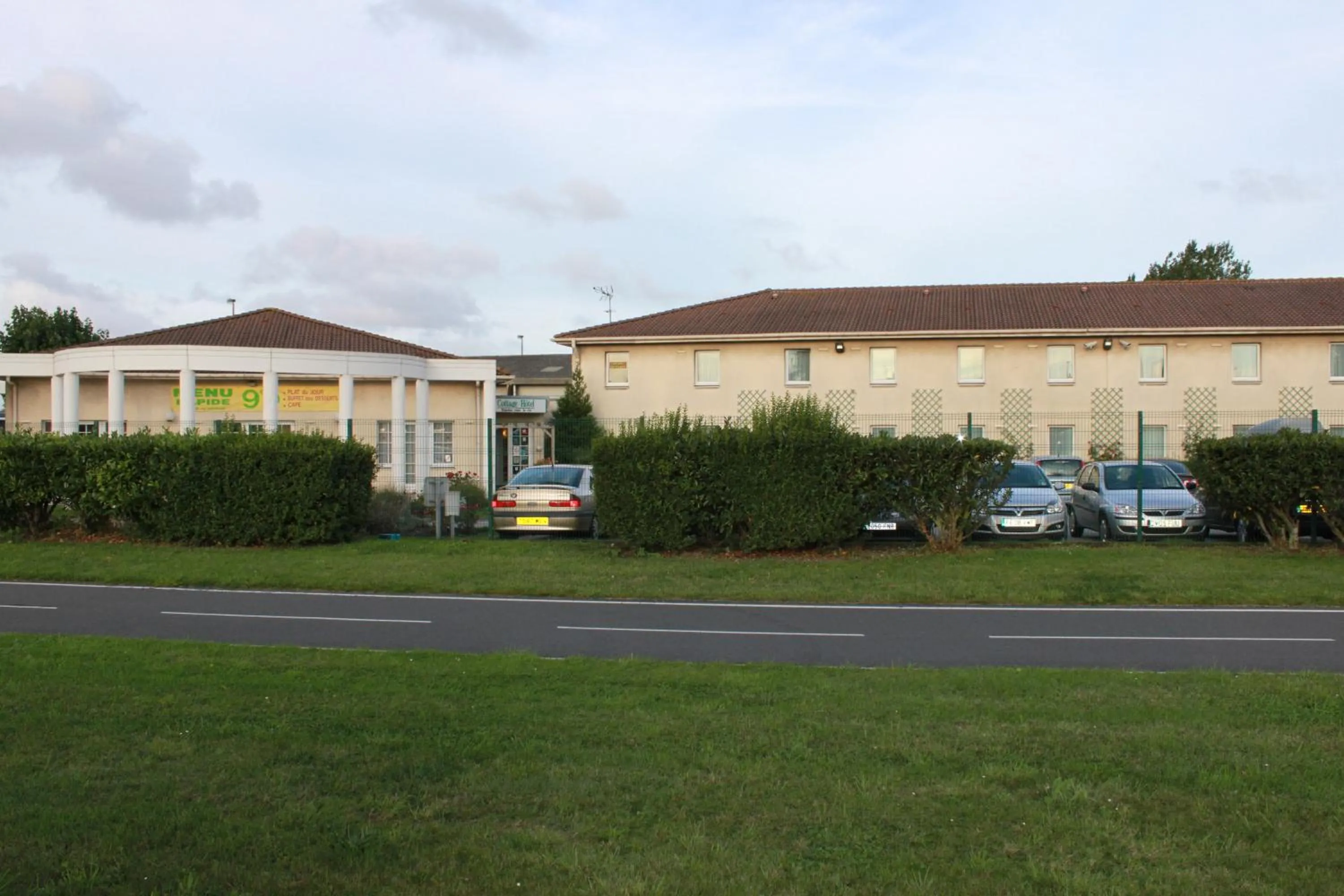 Property building in Logis Cottage Hôtel