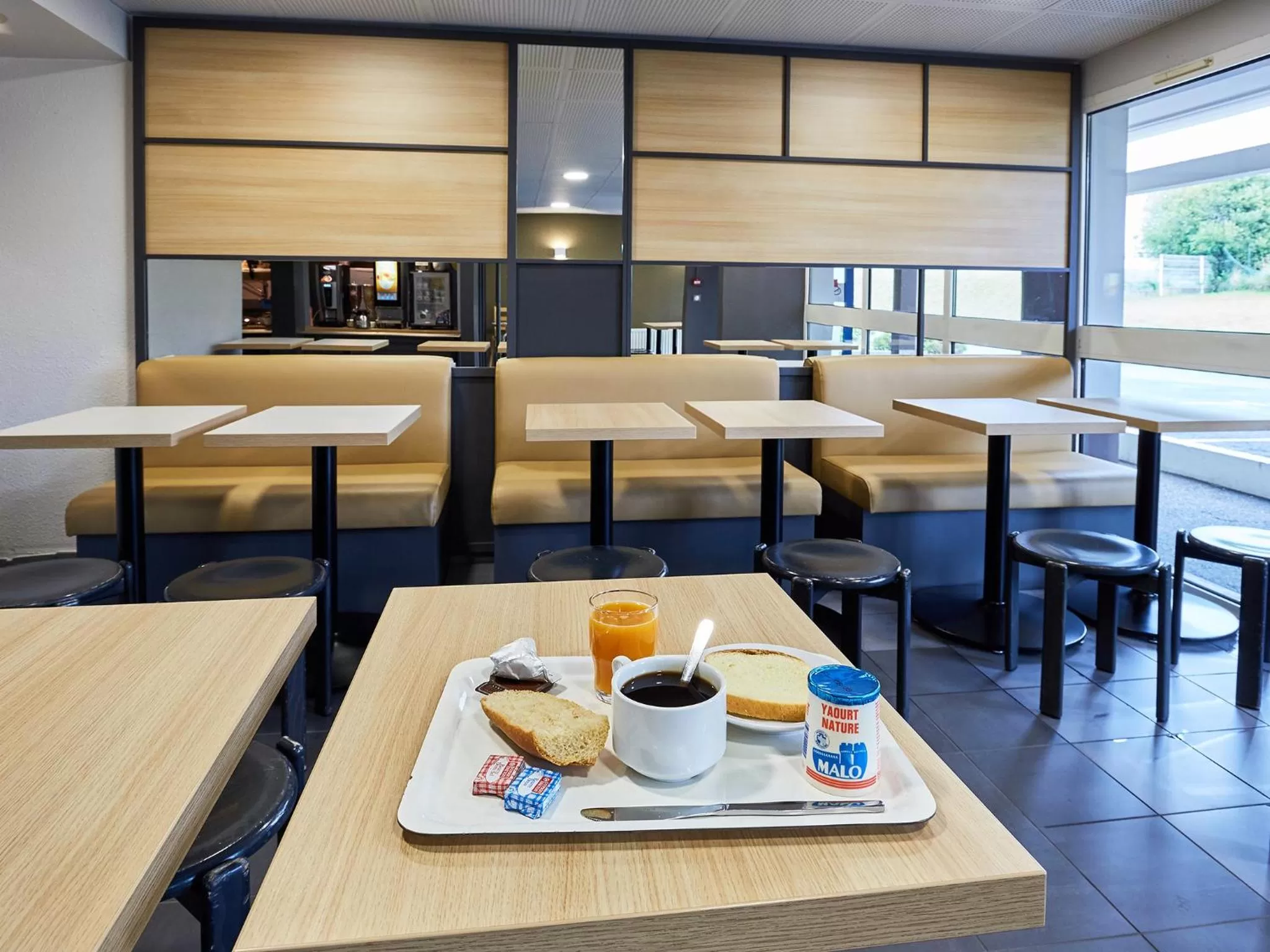 Dining area in B&B HOTEL Cherbourg