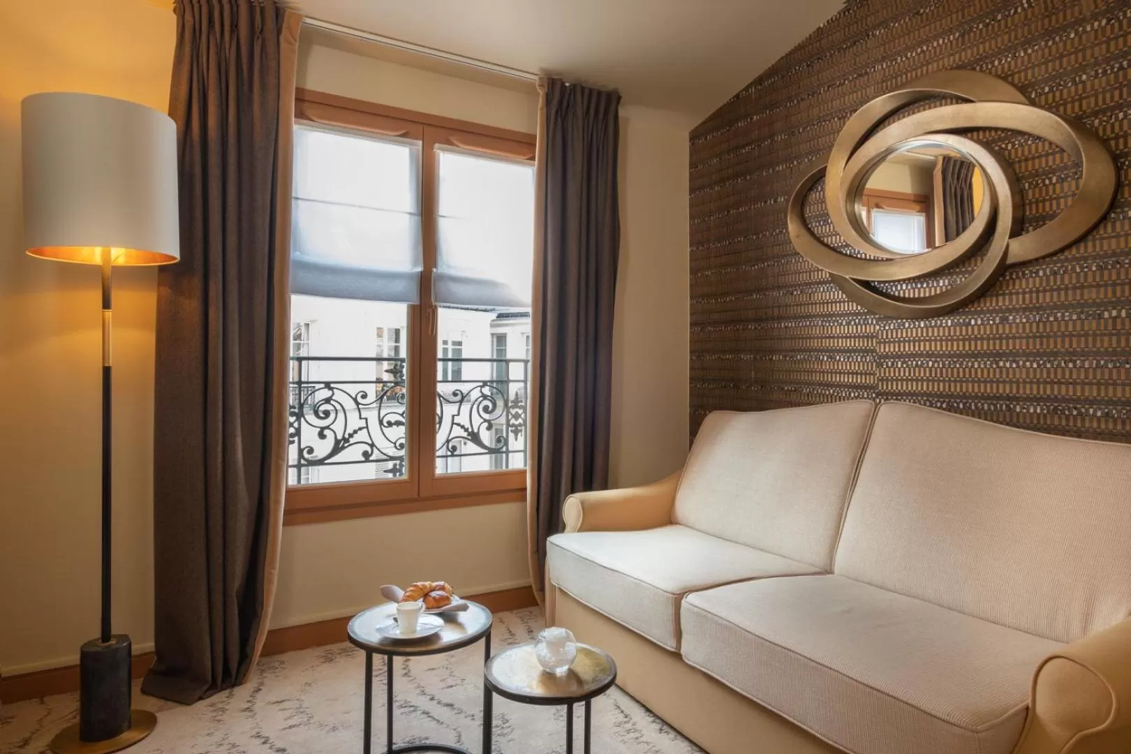 Photo of the whole room in Hôtel le Derby Alma by Inwood Hotels