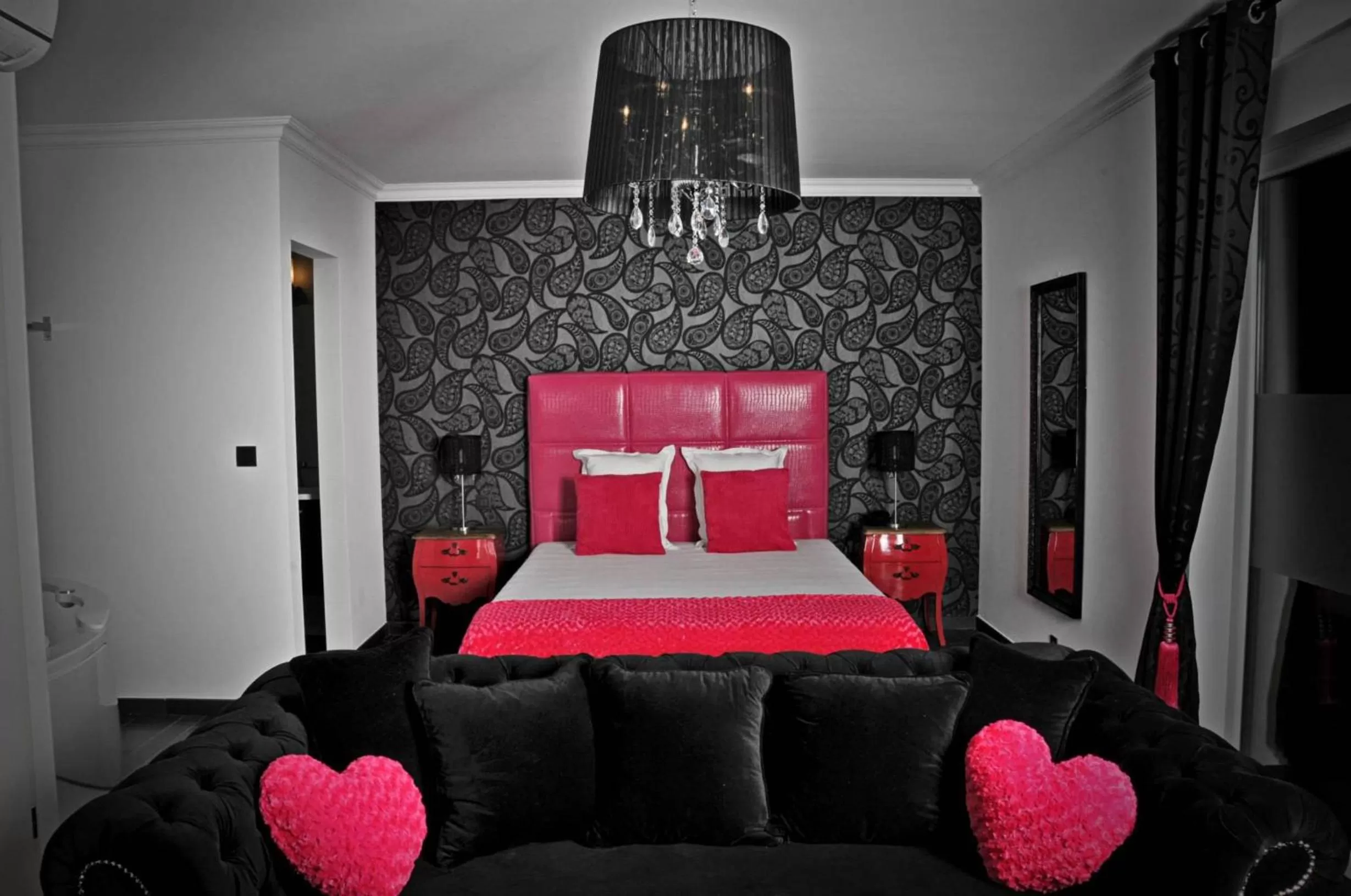 Photo of the whole room, Bed in V E R O N E - Rooms & Suites - Liège - Rocourt