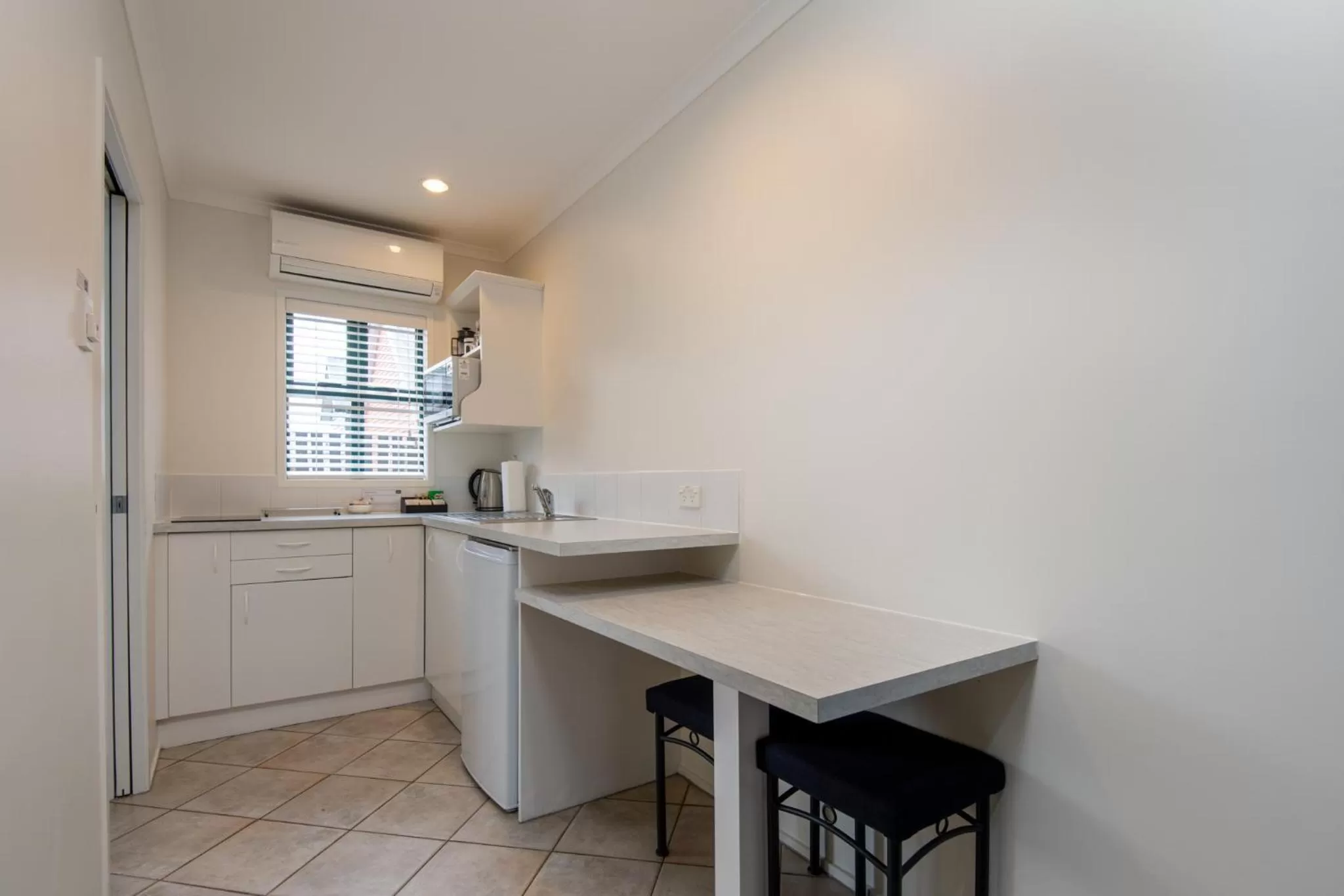 kitchen in Cambridge Mews Motel