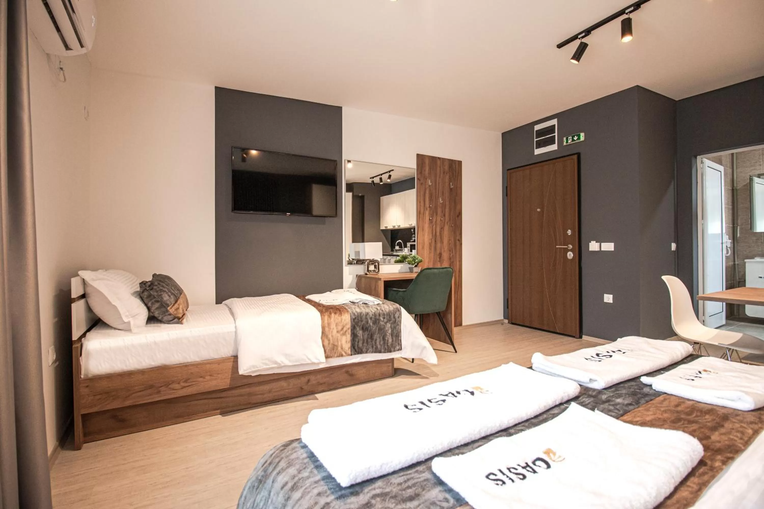 Photo of the whole room, Bed in OASIS Apartments