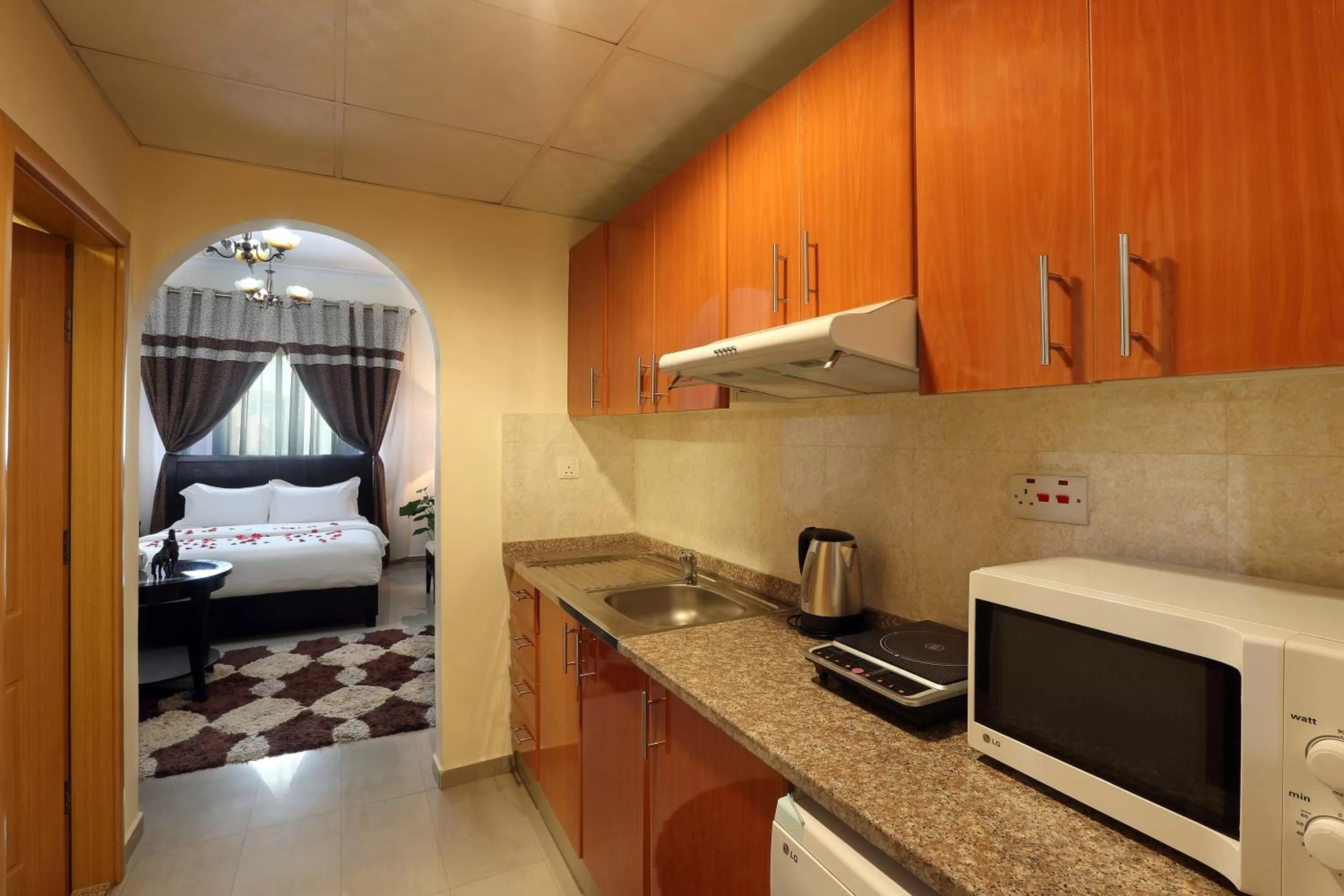Kitchen or kitchenette, Bed in Al Smou Hotel Apartments - MAHA HOSPITALITY GROUP