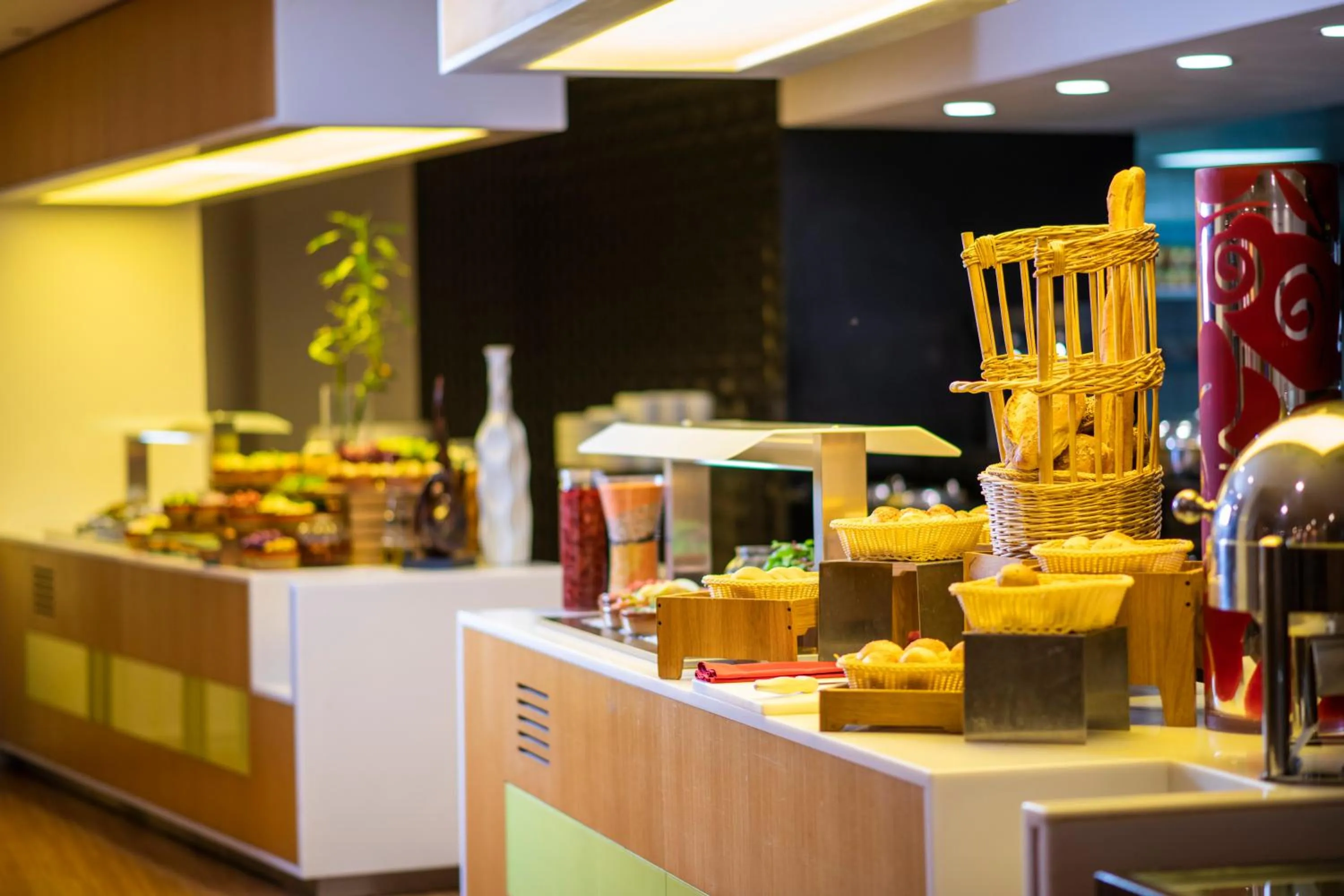 Restaurant/places to eat in Holiday Inn Muscat AlSeeb by IHG