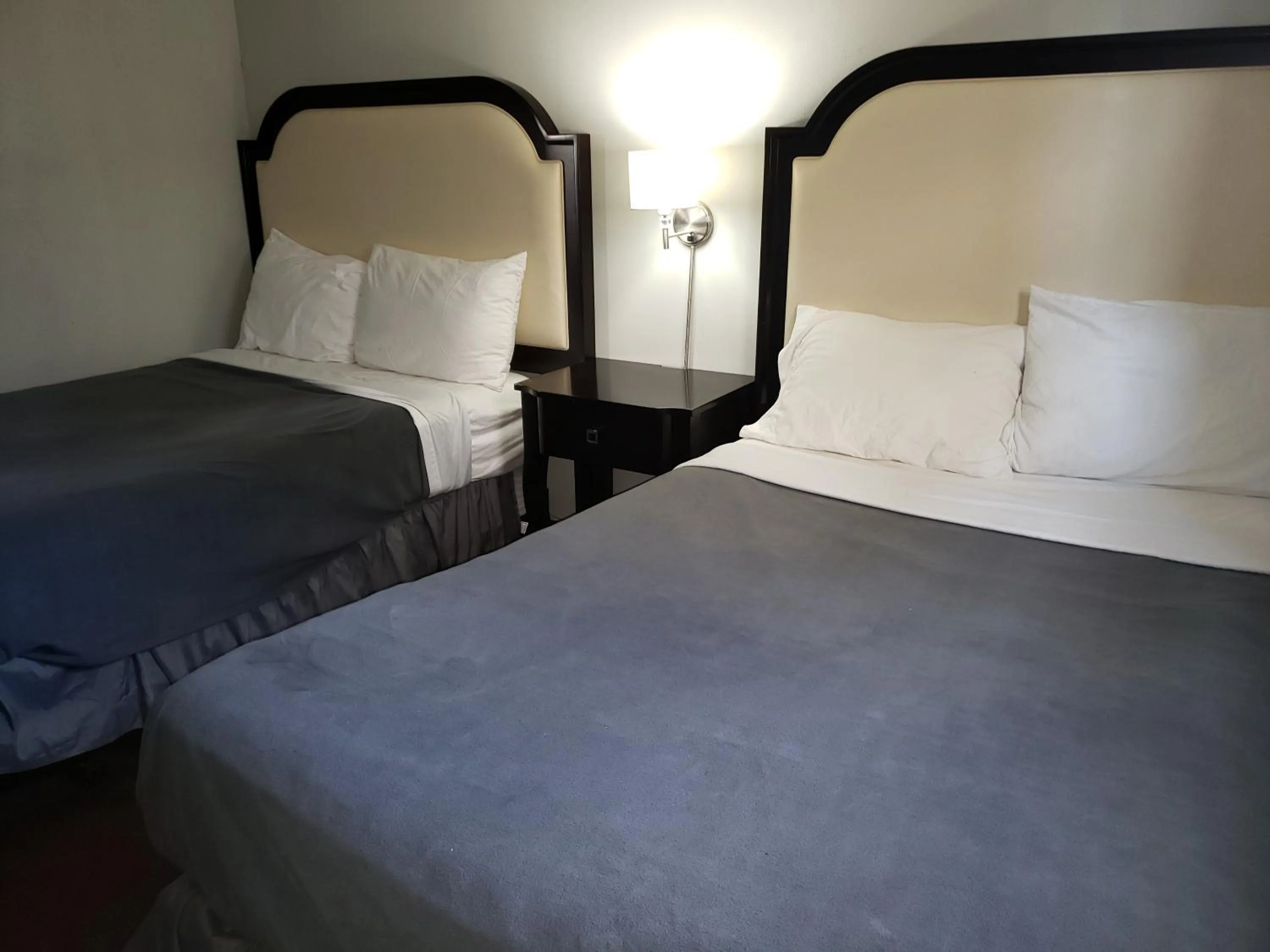 Bed in Niagara Falls Courtside Inn