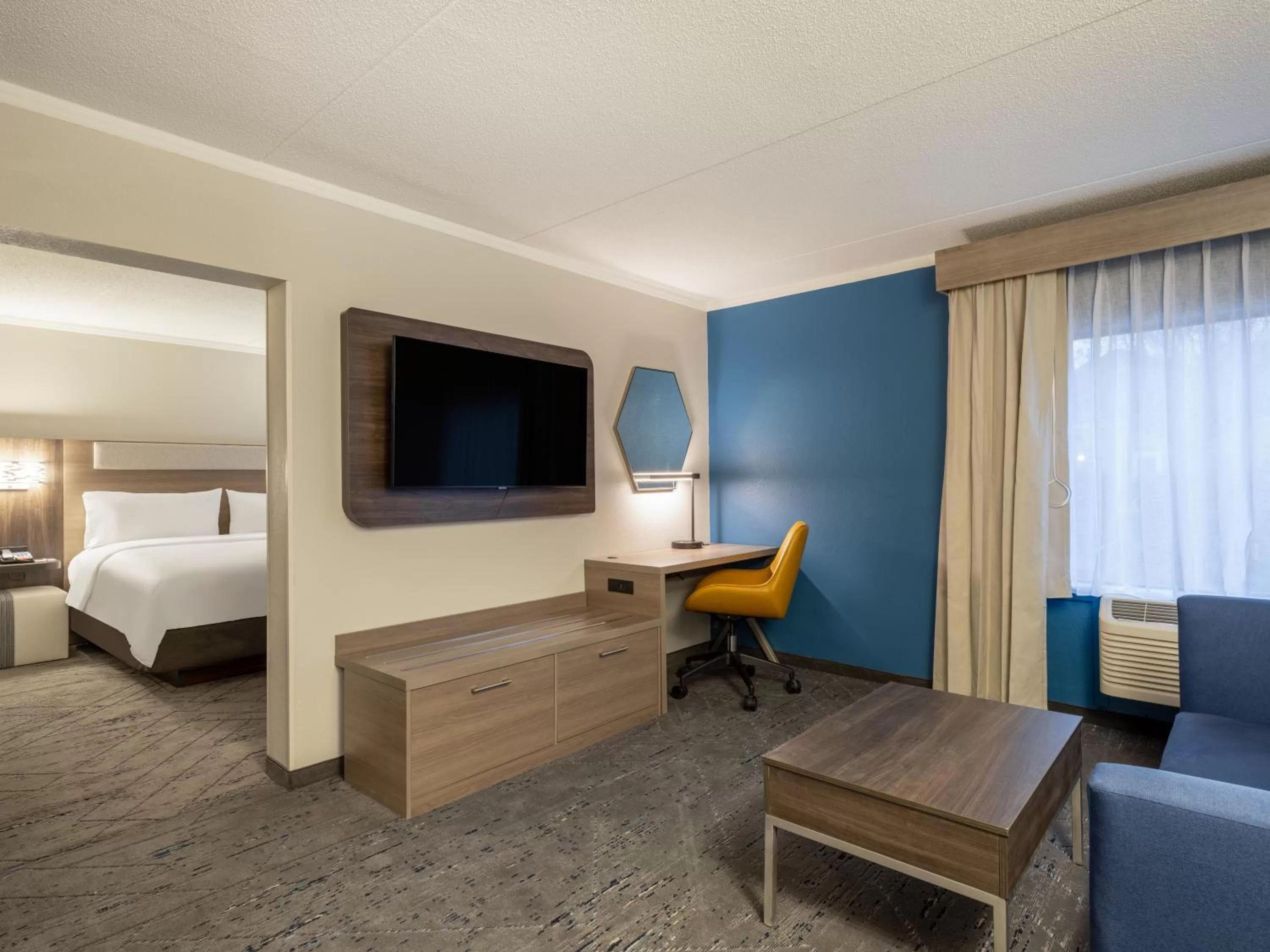 Living room, Bed in Holiday Inn Express & Suites Greensboro - I-40 atWendover by IHG