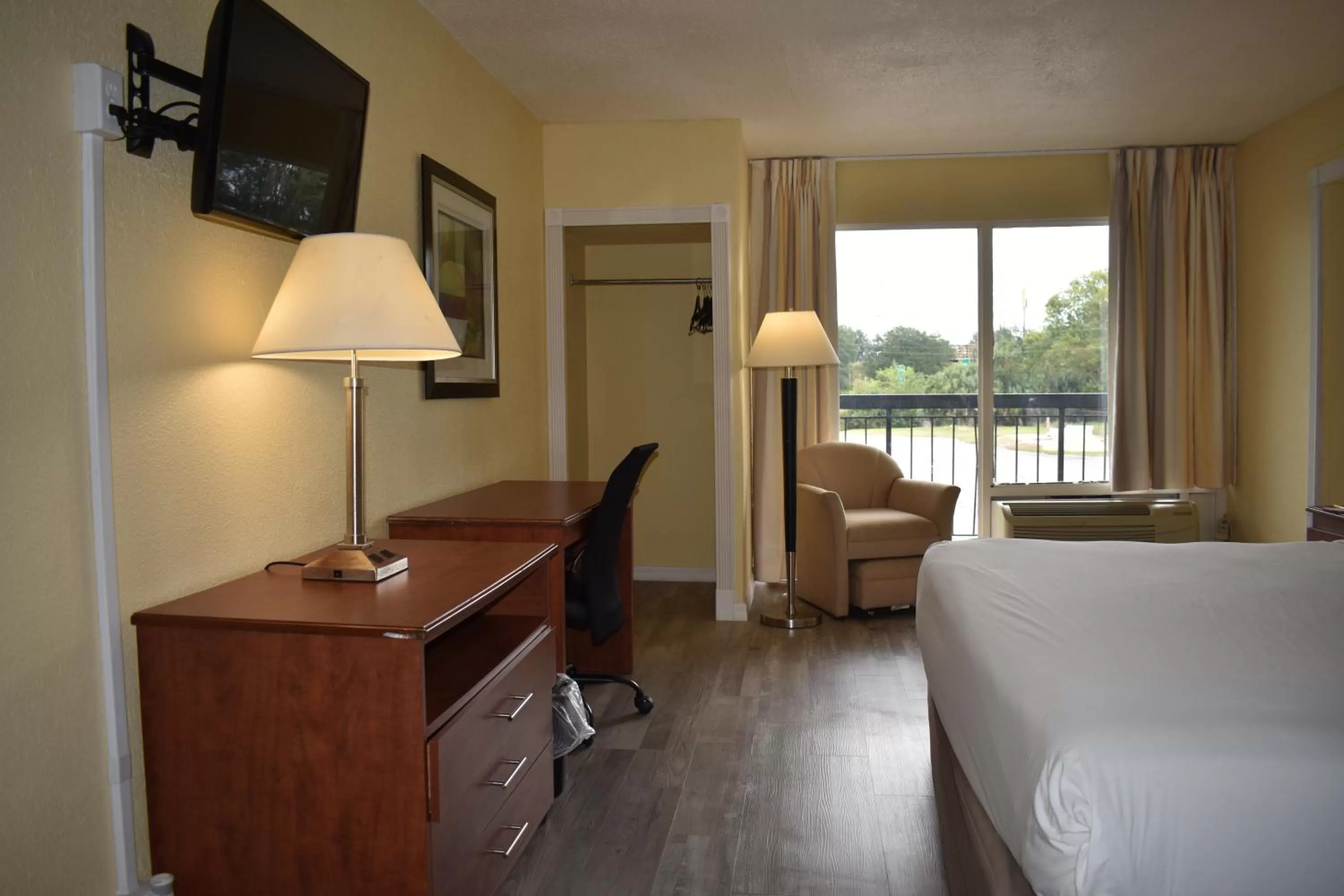 TV and multimedia, Bed in Days Inn by Wyndham Wildwood I-75