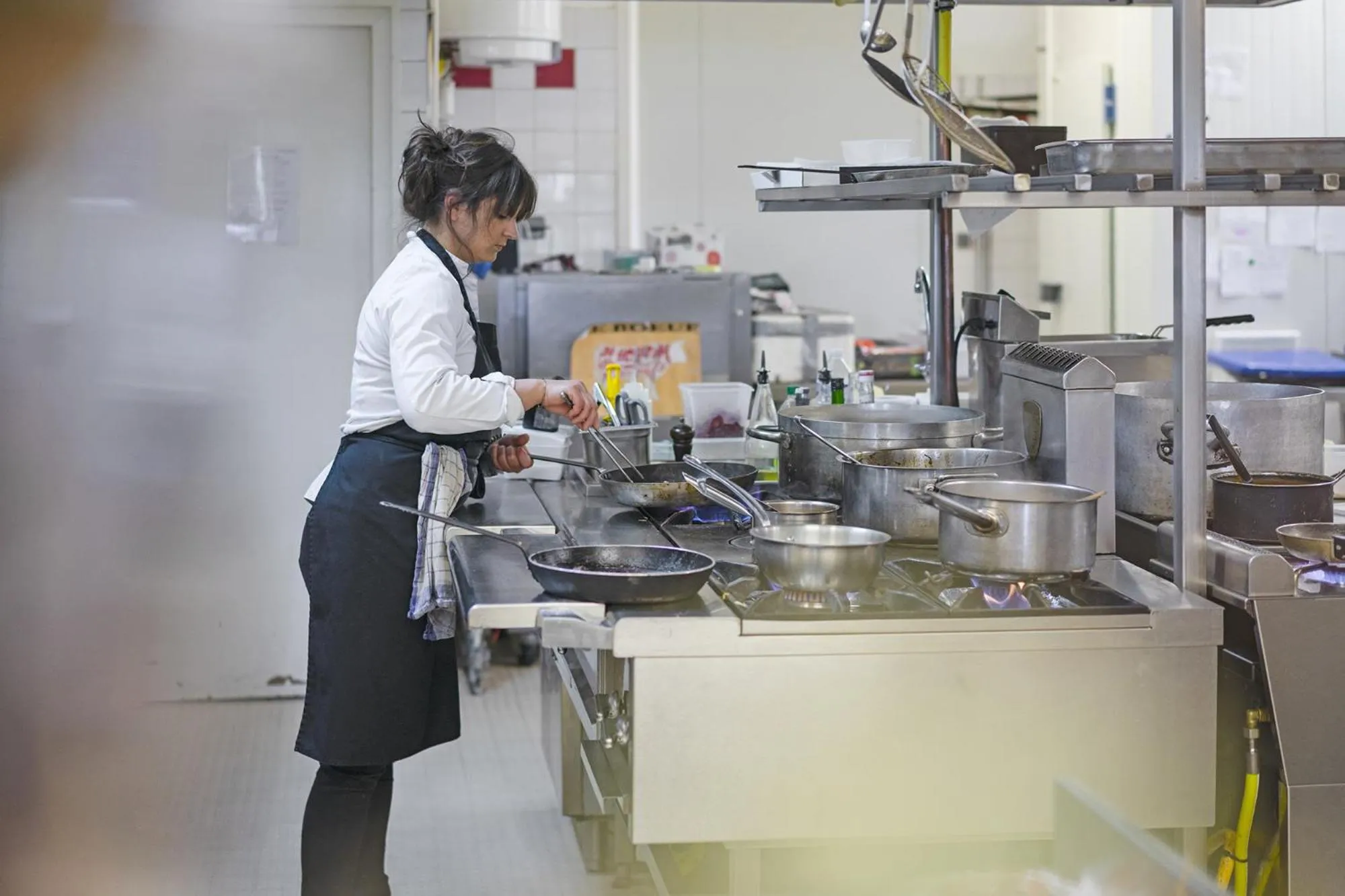 Kitchen or kitchenette in The Originals Boutique, Hôtel Le Pillebois, Bourg-en-Bresse Nord
