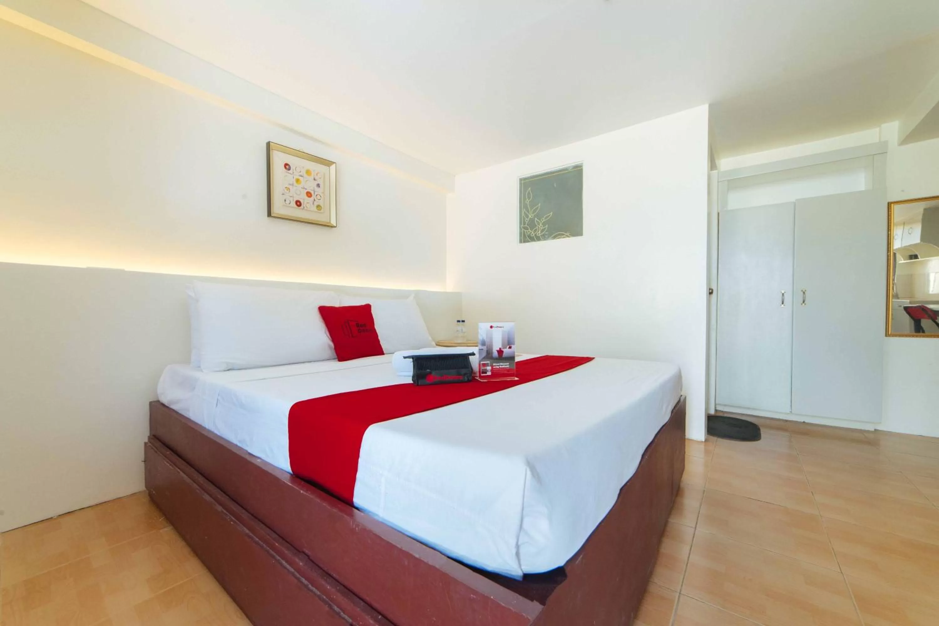 Photo of the whole room, Bed in RedDoorz @ Ledesco Avenue Lapaz Iloilo
