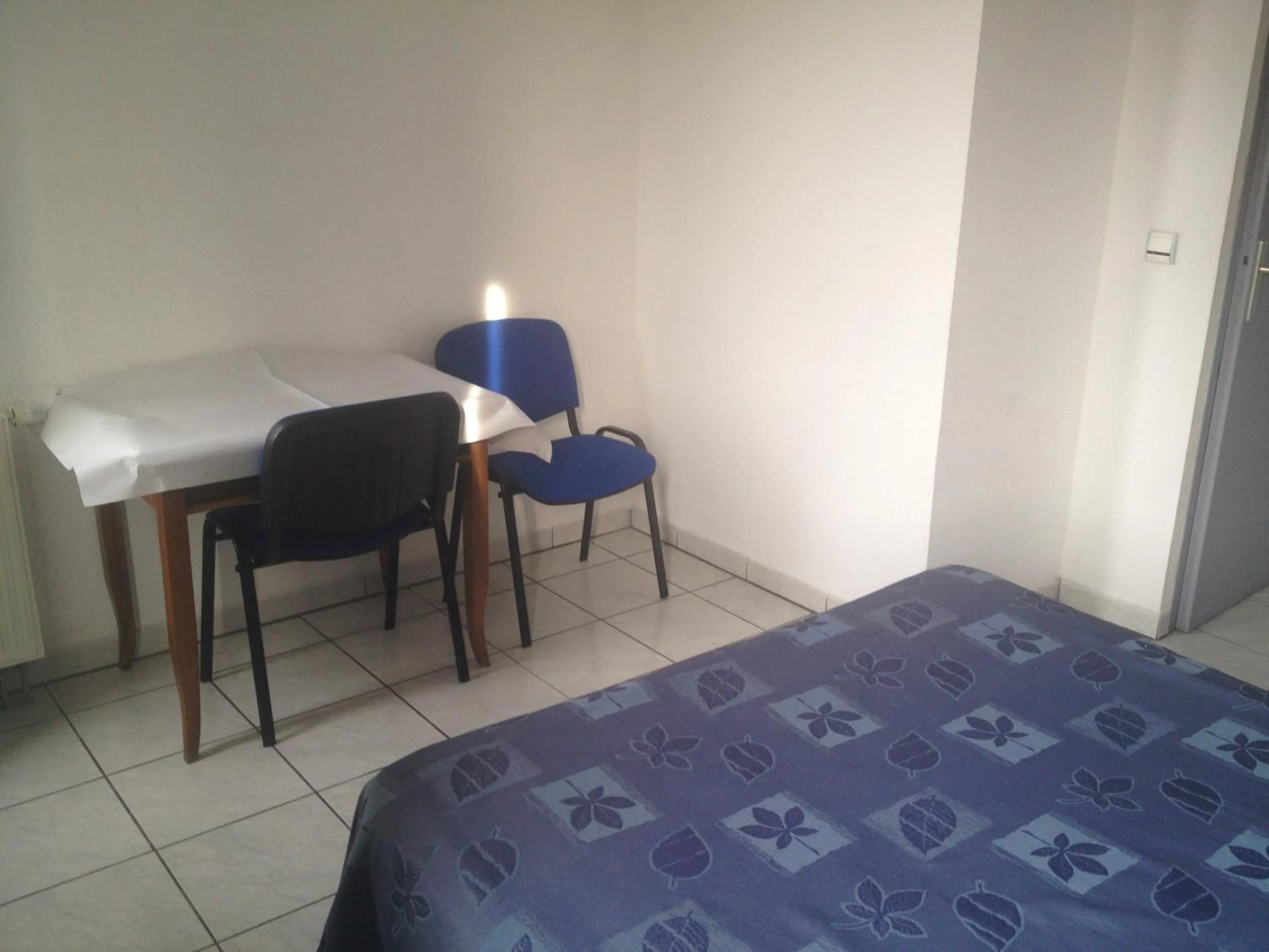 Seating area, Bed in Hotel Le Strasbourg