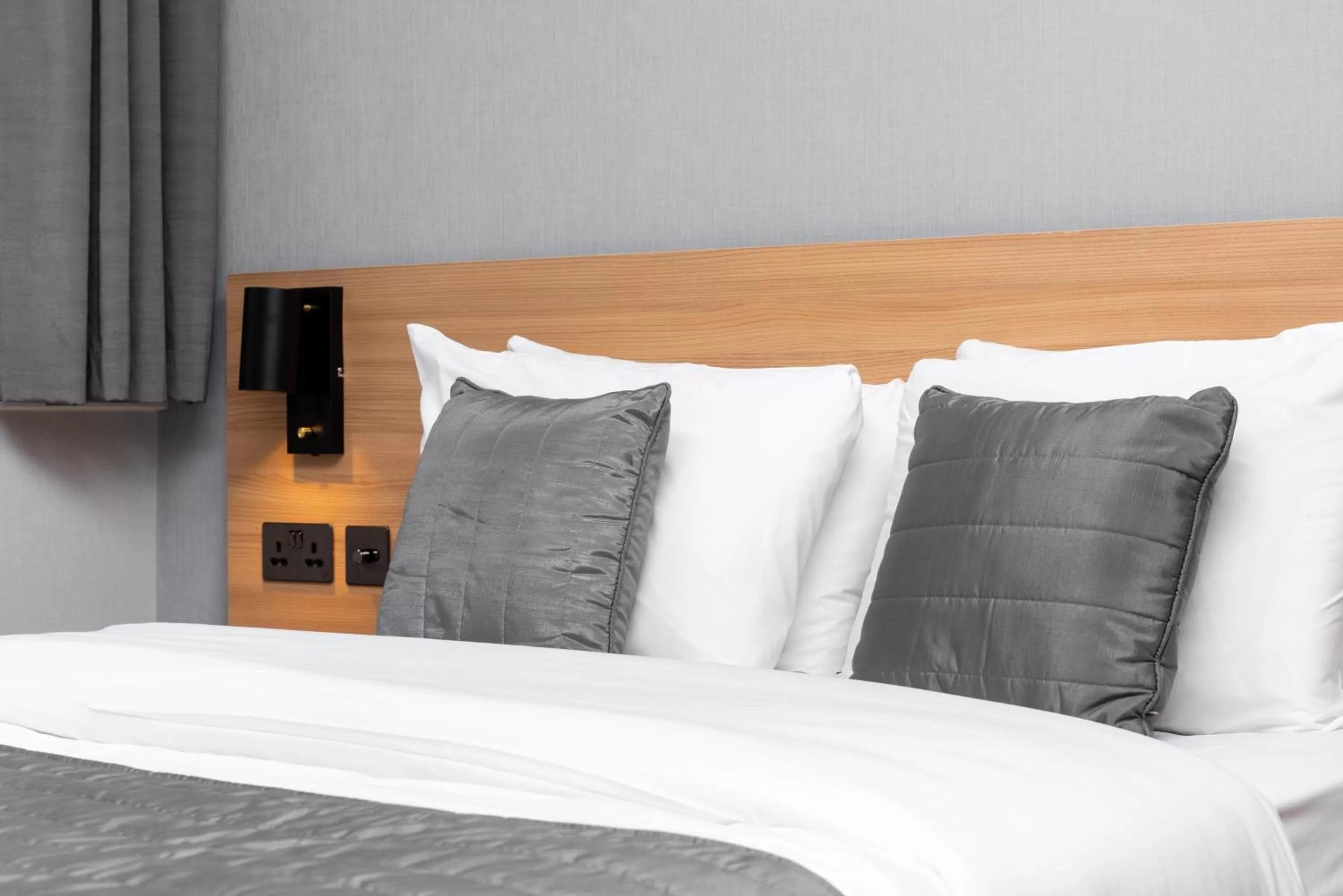 Bedroom, Bed in Gainsborough Hotel