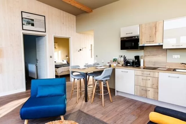 Kitchen or kitchenette in Écolodges du Golf du Sauternais