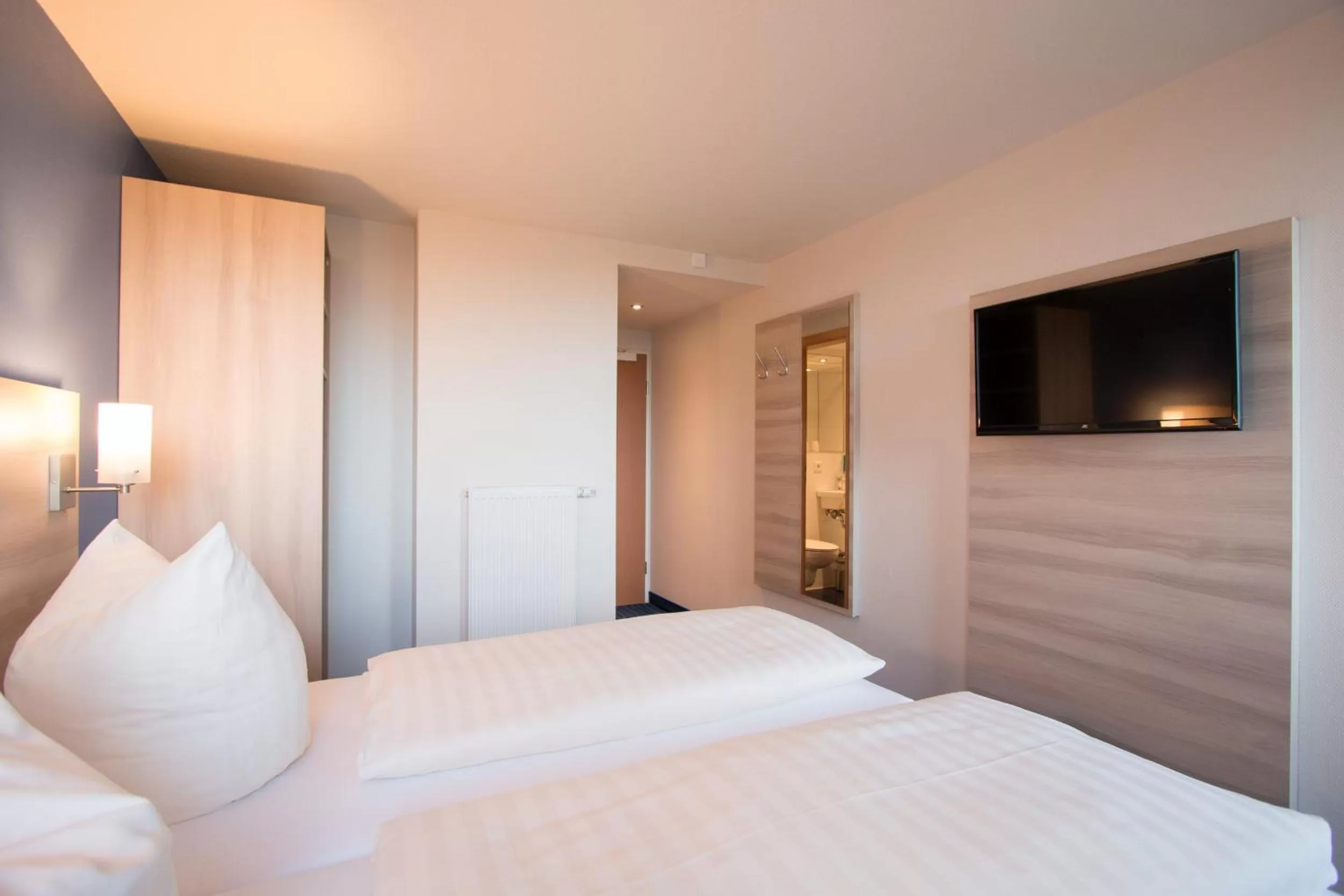 Photo of the whole room, Bed in Motel 44