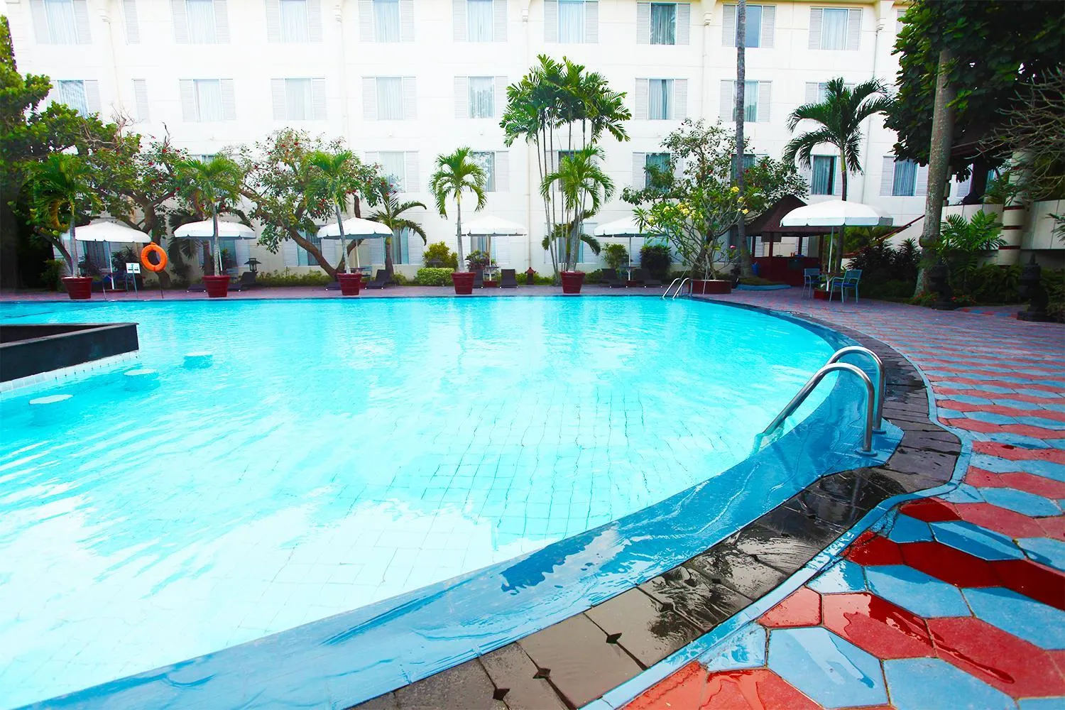 Swimming pool in Hotel New Saphir Yogyakarta