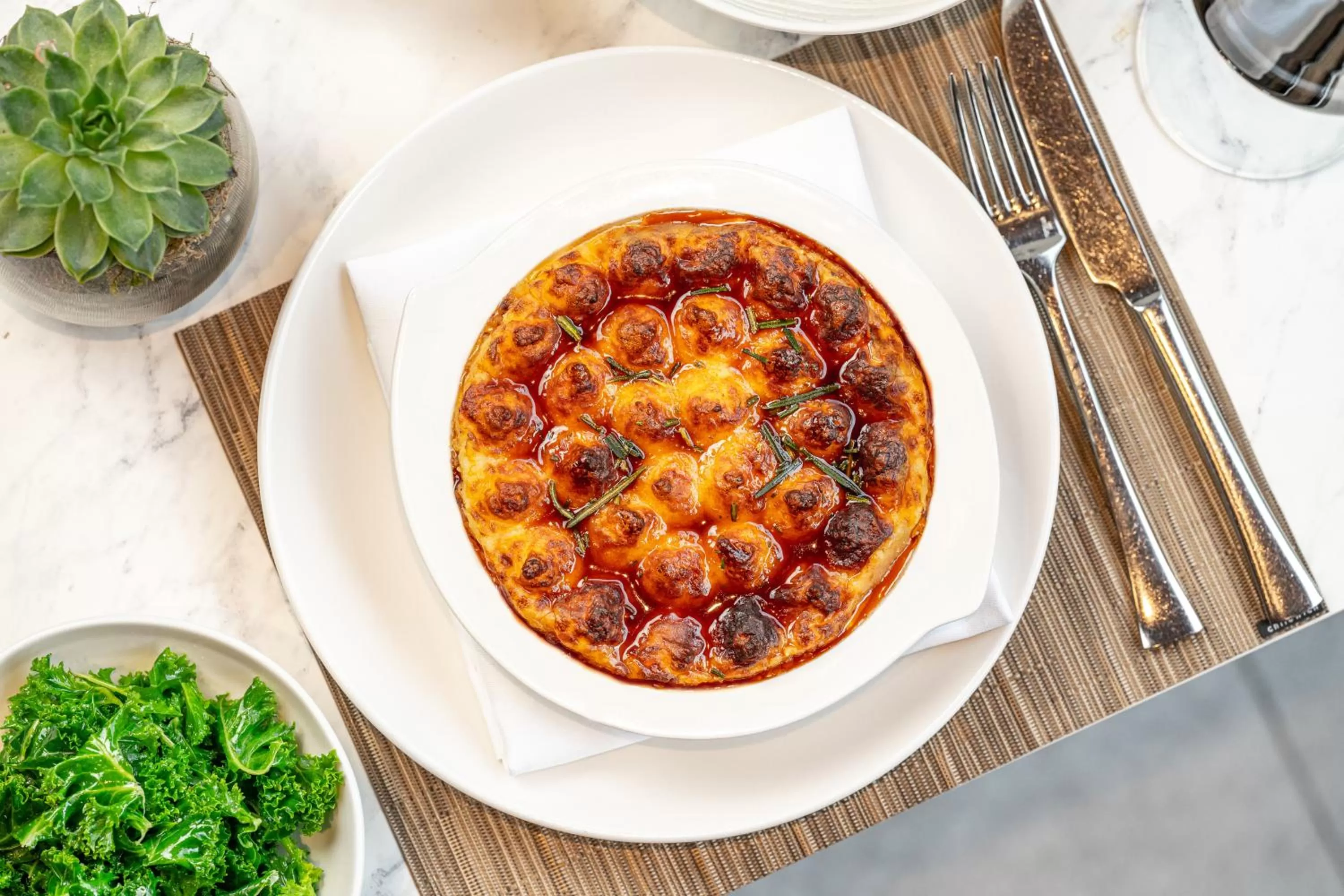 Restaurant/places to eat in Royal Garden Hotel