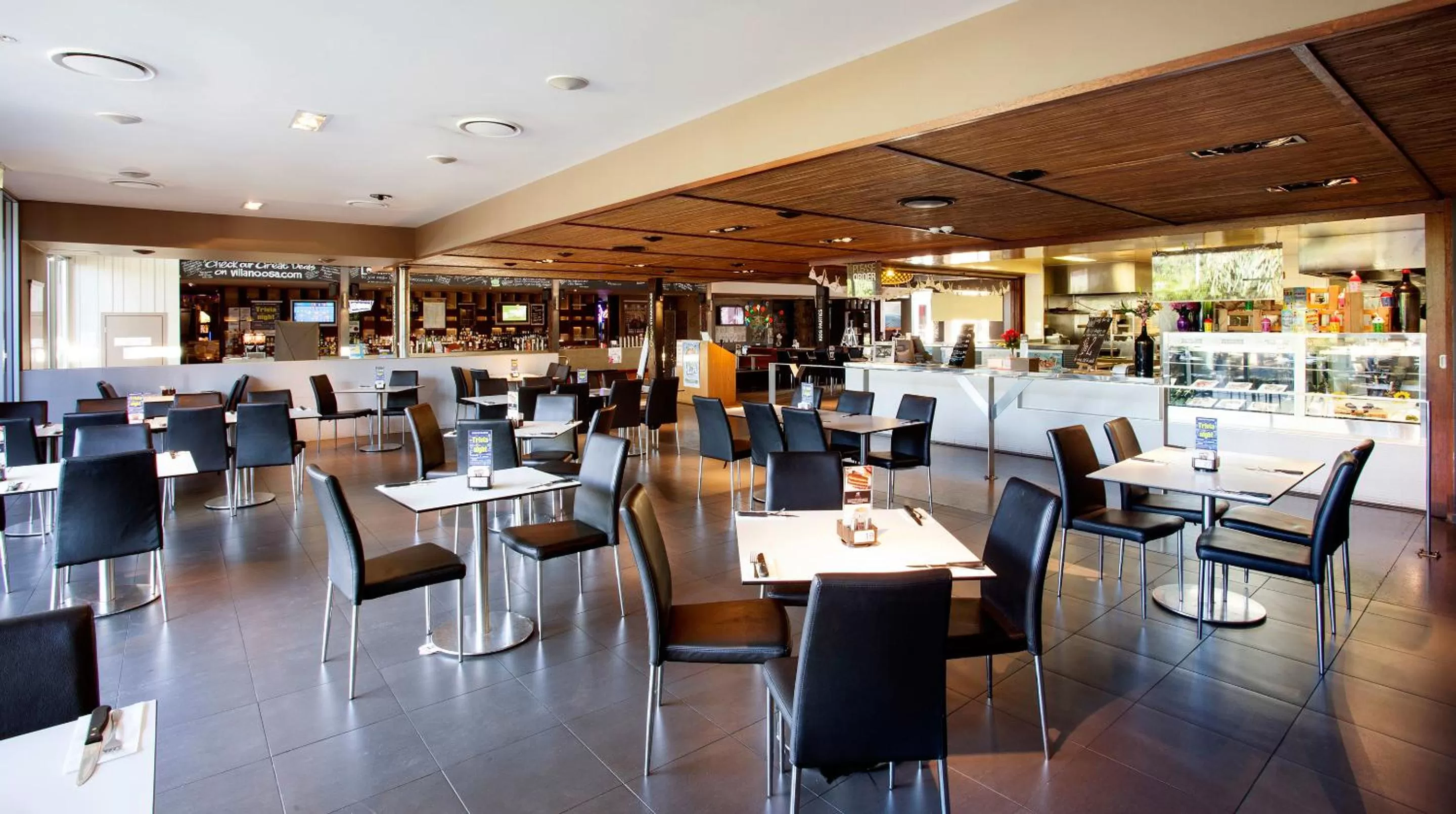 Restaurant/places to eat in Villa Noosa Hotel