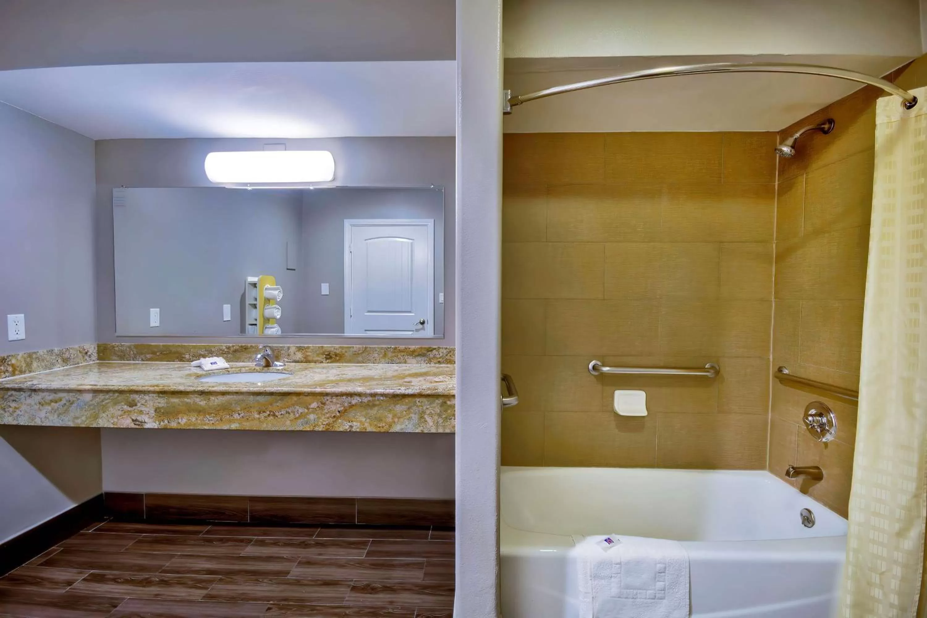 Bedroom in Motel 6 Gardena