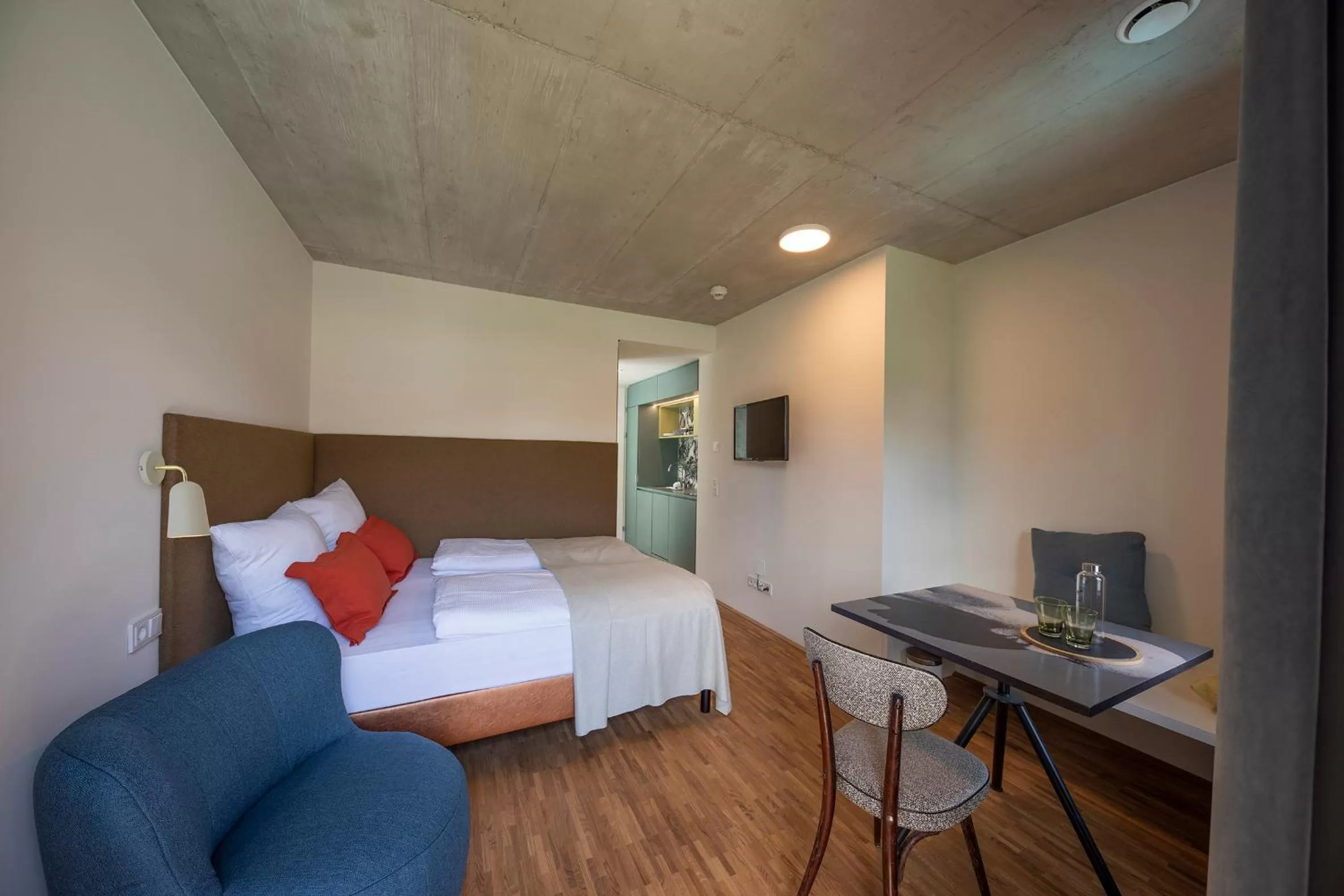 Photo of the whole room, Bed in pradl elf my- apartment