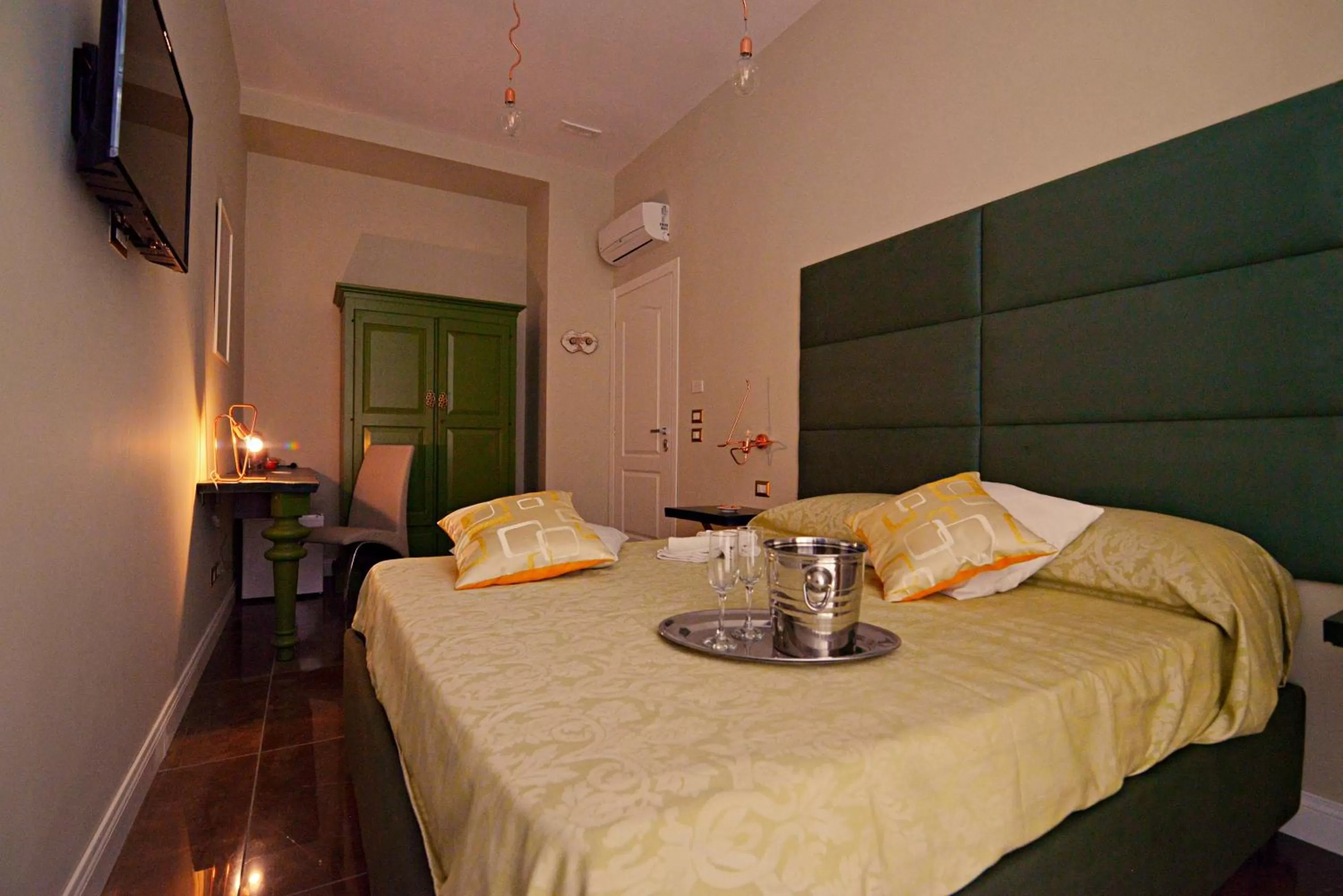 Bedroom, Bed in Chiaia Roof