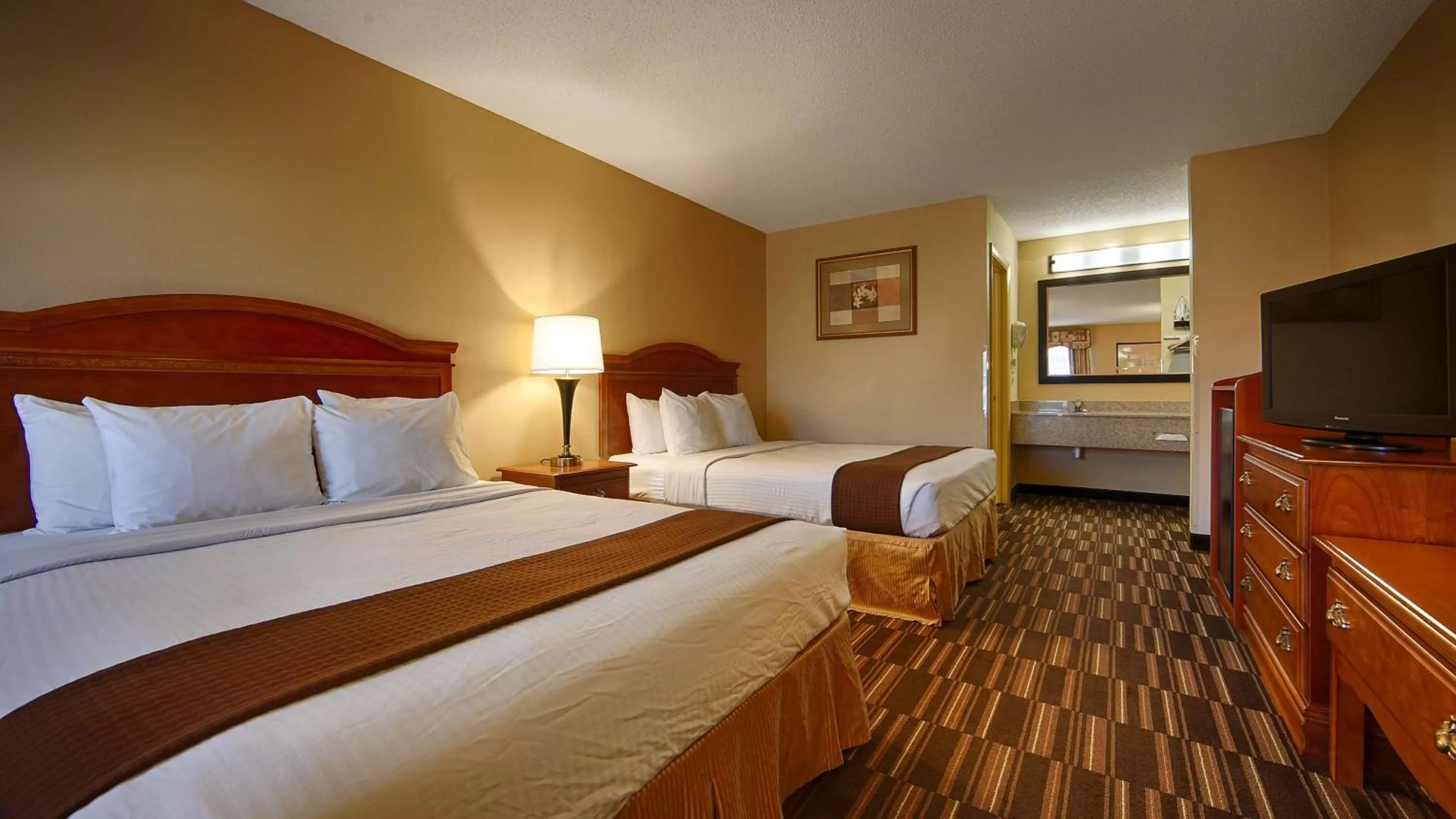 Queen Room with Two Queen Beds - Smoking in Best Western Greenville Inn