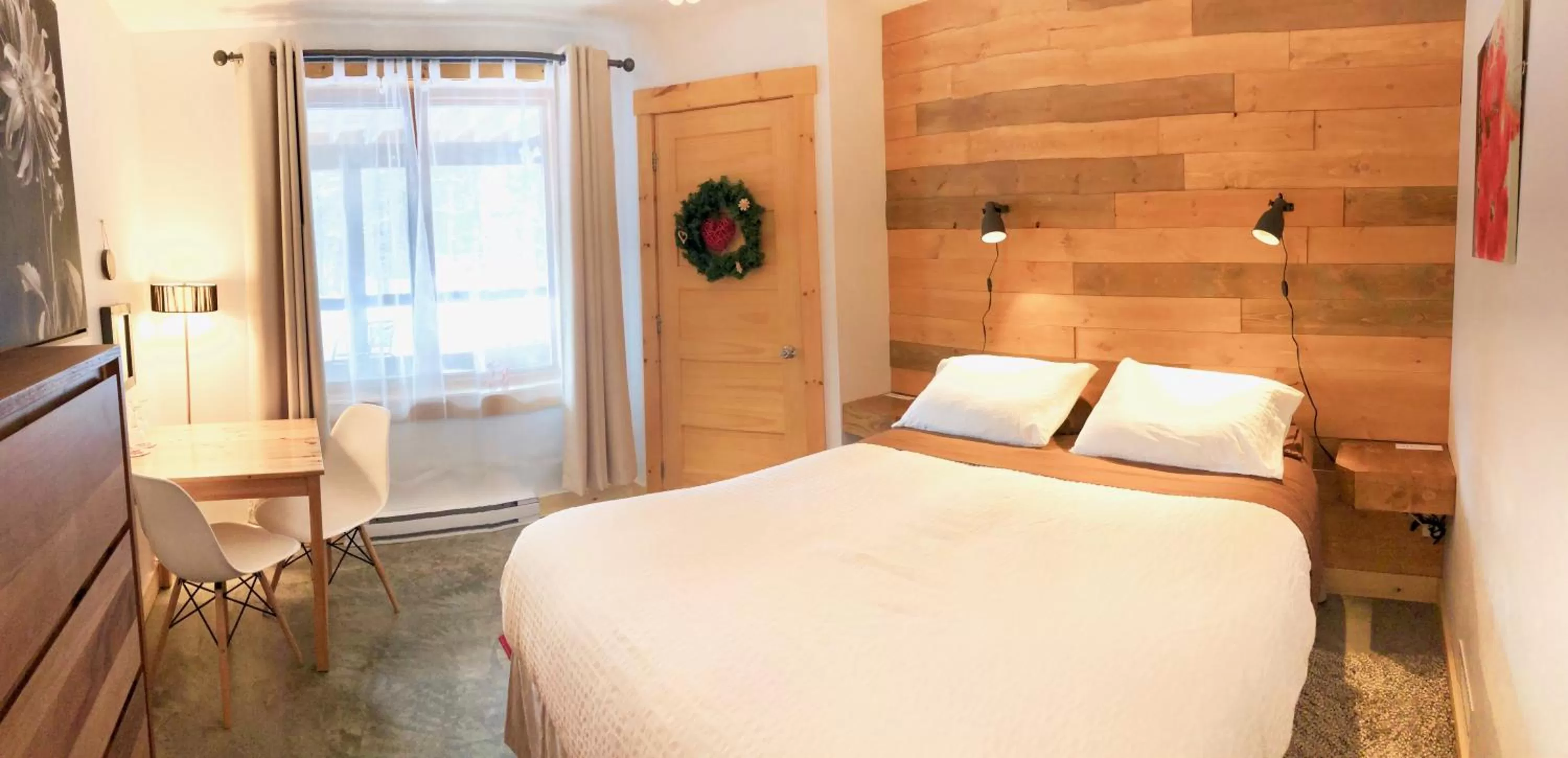 Shower, Bed in Le Domaine du Lac Saint Charles