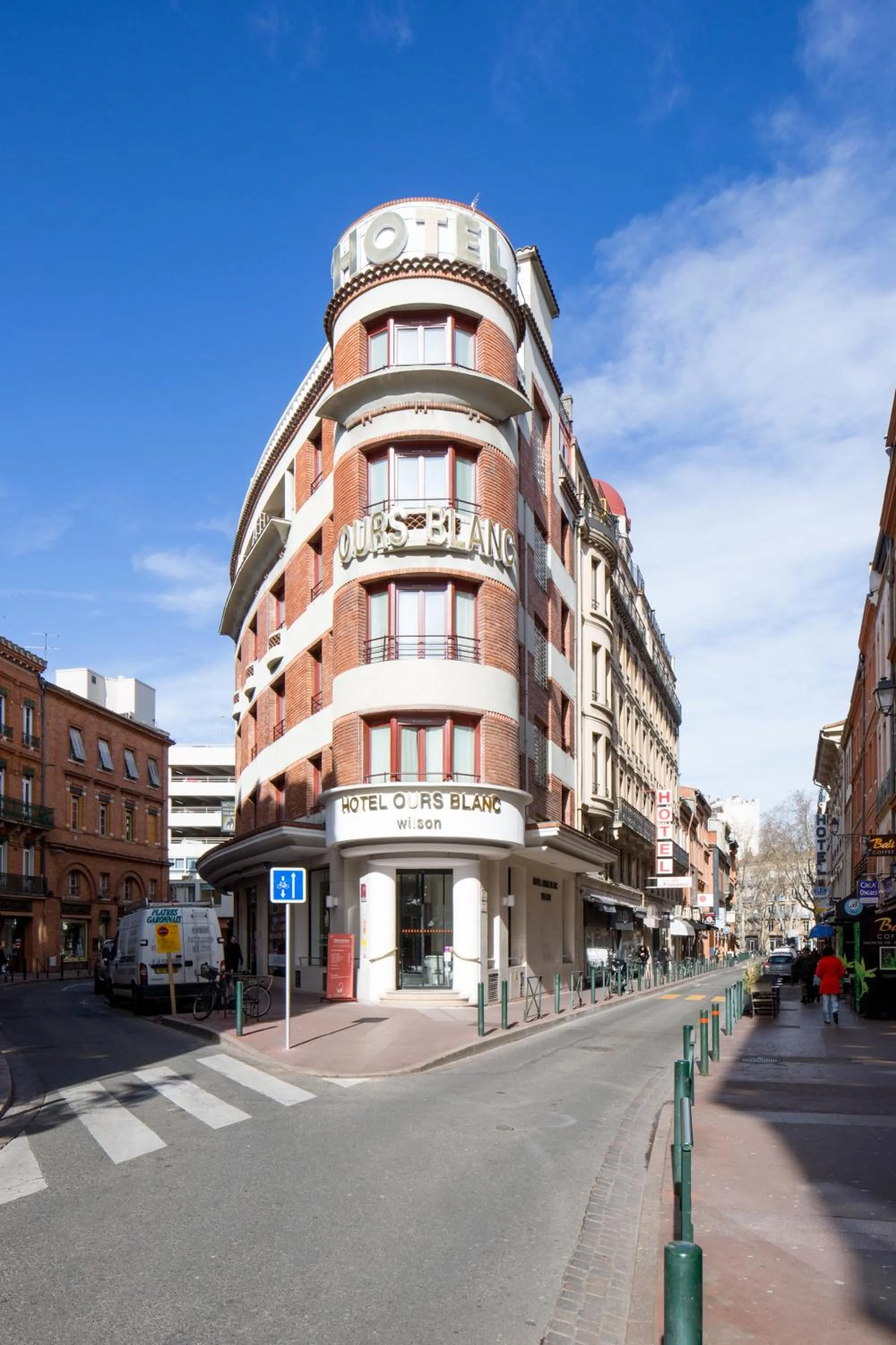 Property building in Hôtel Ours Blanc - Wilson
