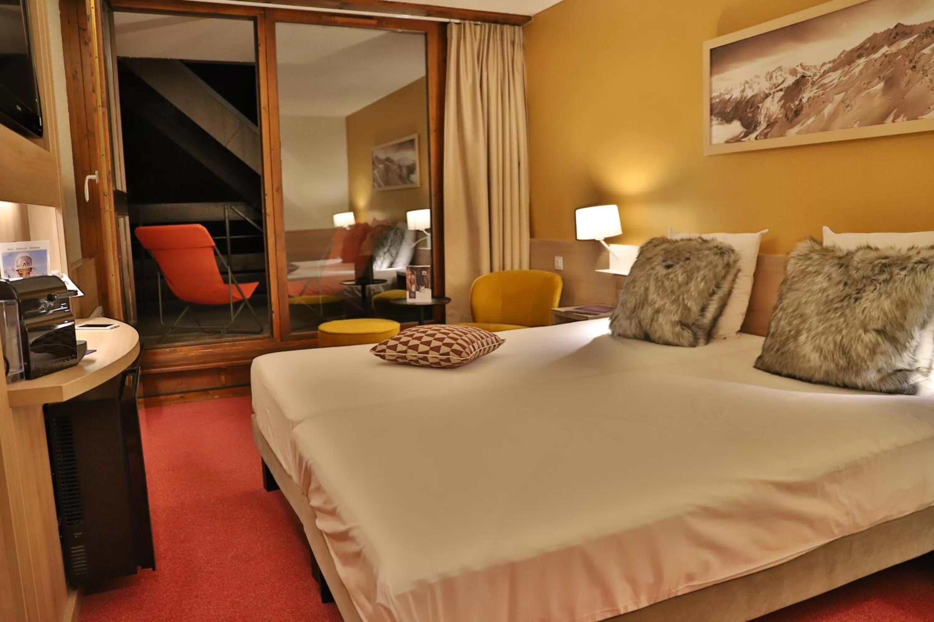 Bedroom, Bed in SOWELL HOTELS Mont Blanc et SPA