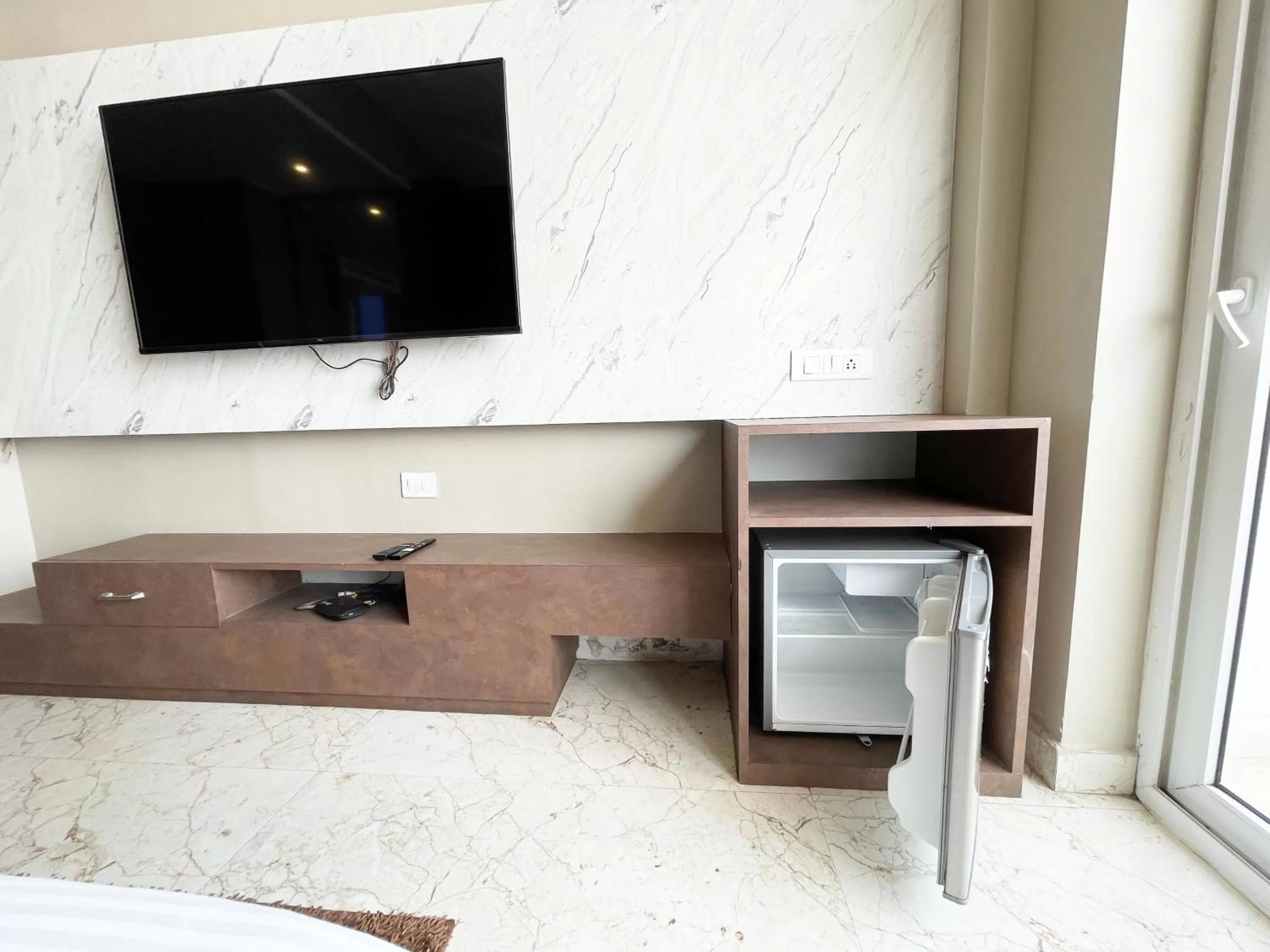 TV/Entertainment Center in Hotel TBS sea view ! Puri