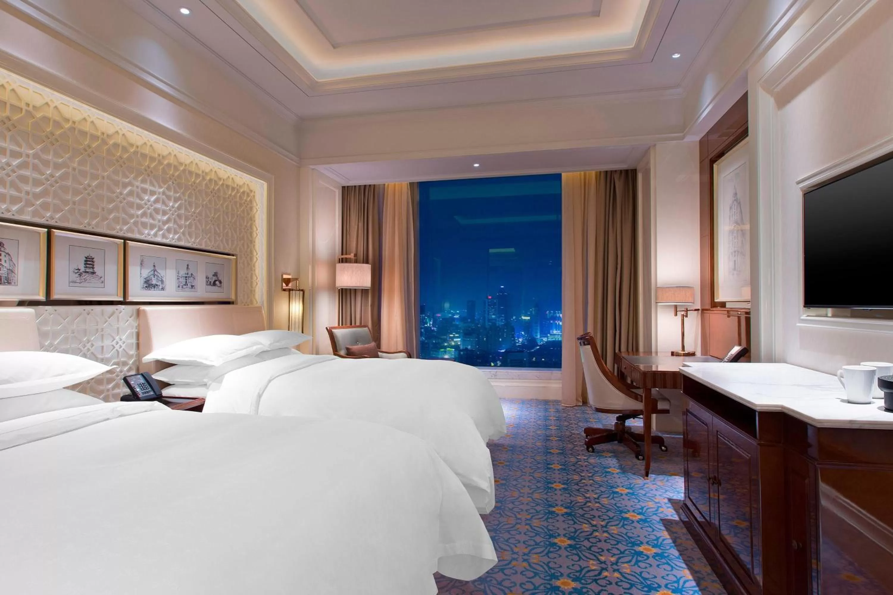 Photo of the whole room, Bed in Sheraton Grand Wuhan Hankou Hotel