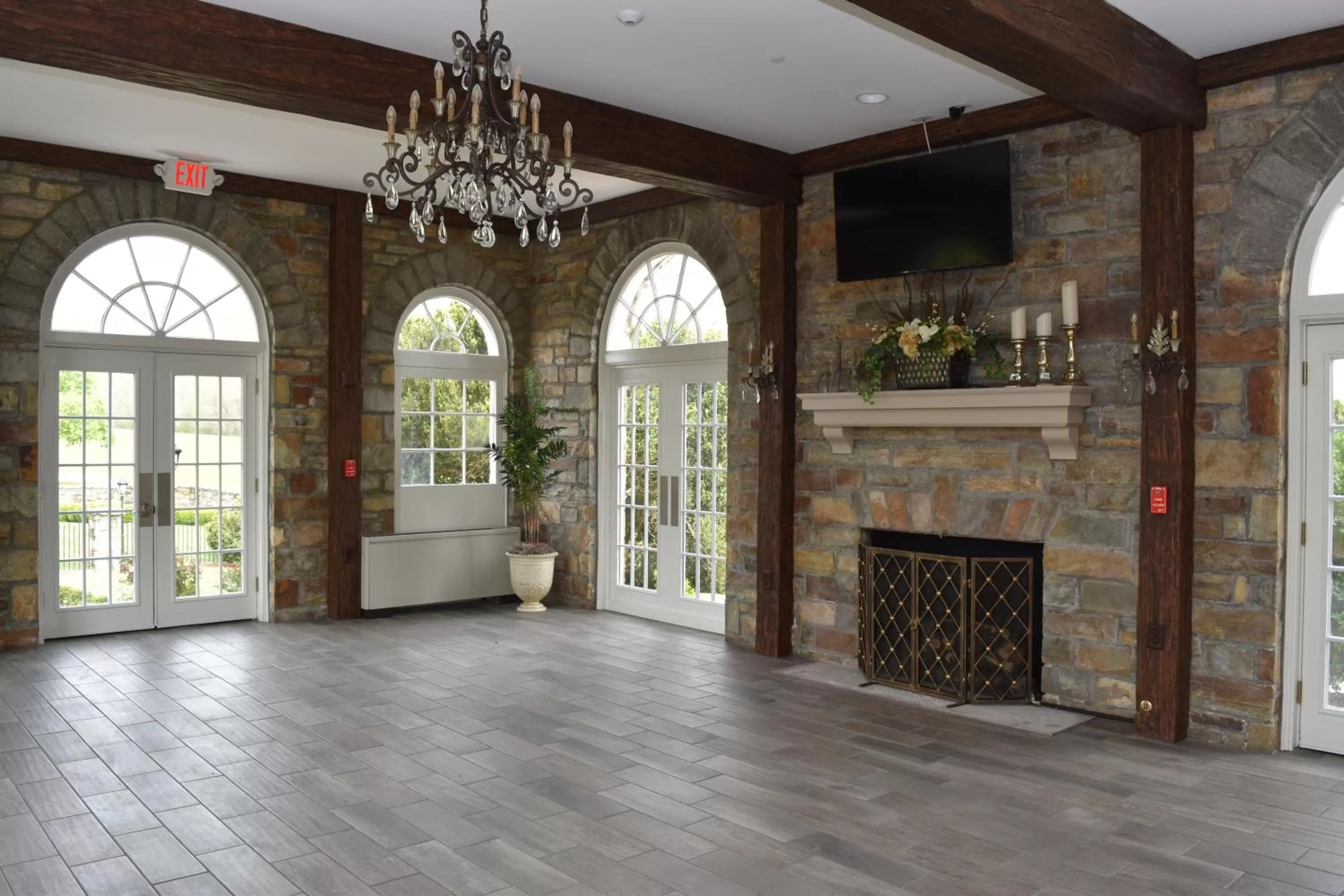 Communal lounge/ TV room in Inn at Evergreen