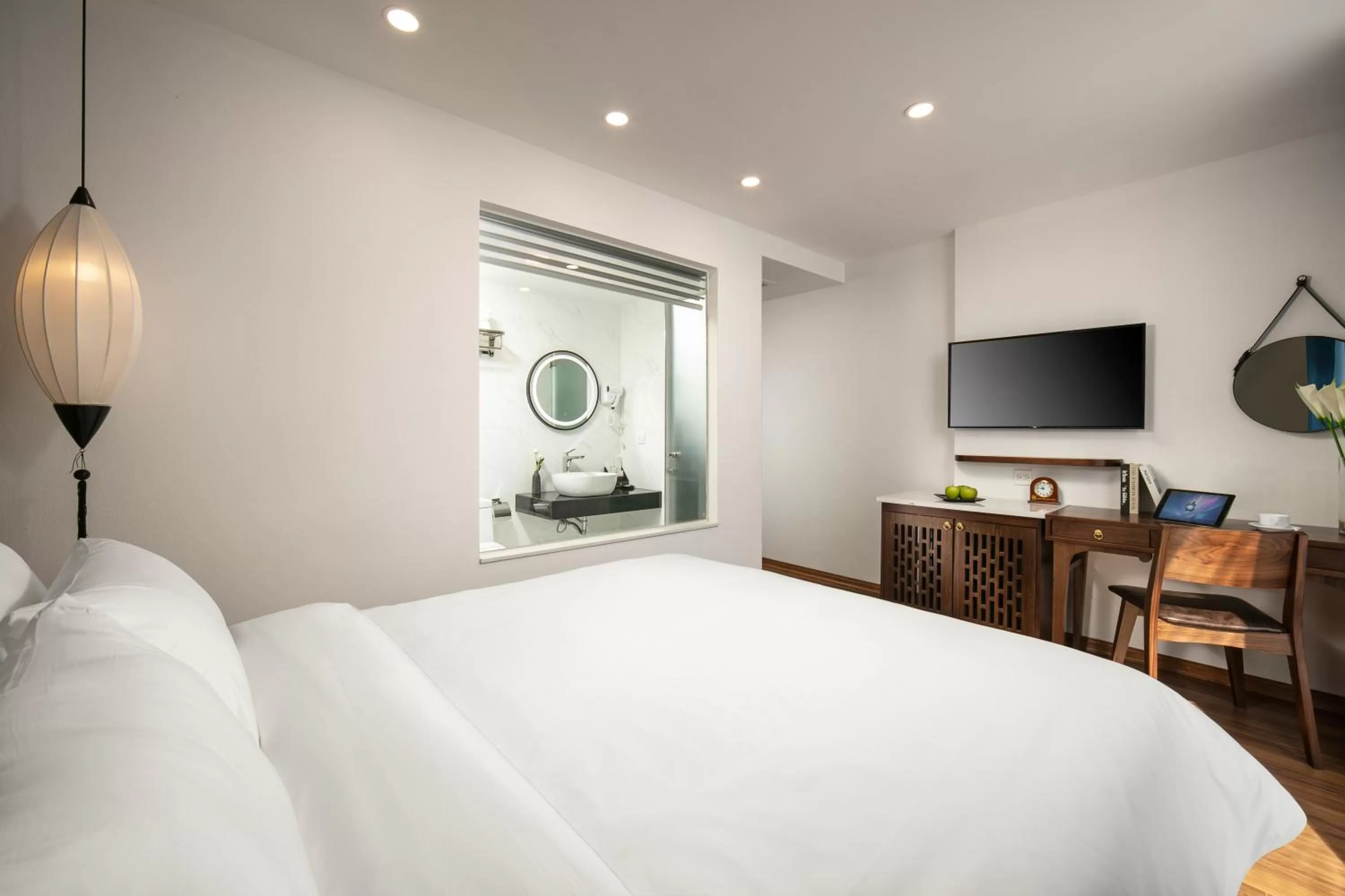 Communal lounge/ TV room, Bed in Hanoi Exclusive Hotel