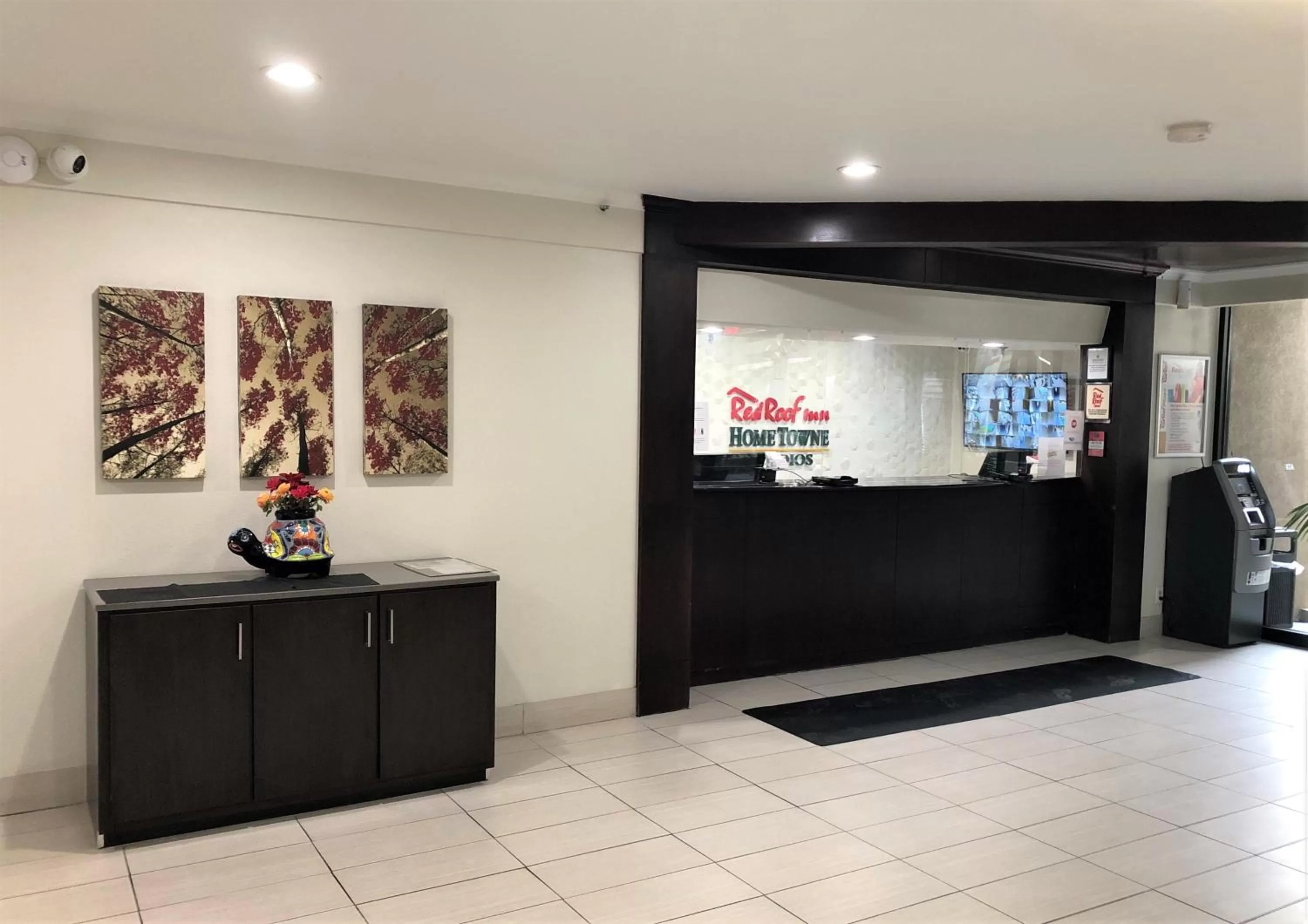 Lobby or reception in HomeTowne Studios by Red Roof Bordentown - McGuire AFB