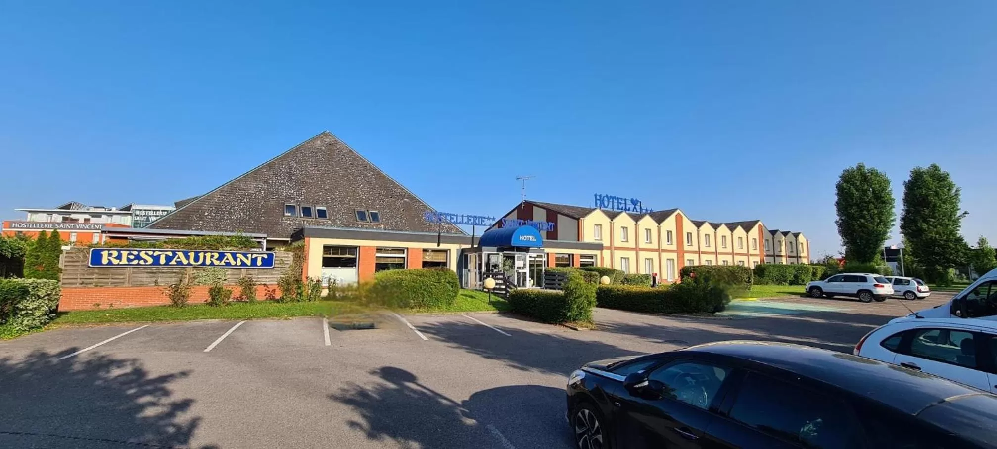 Property building in Hostellerie Saint Vincent Beauvais Aeroport