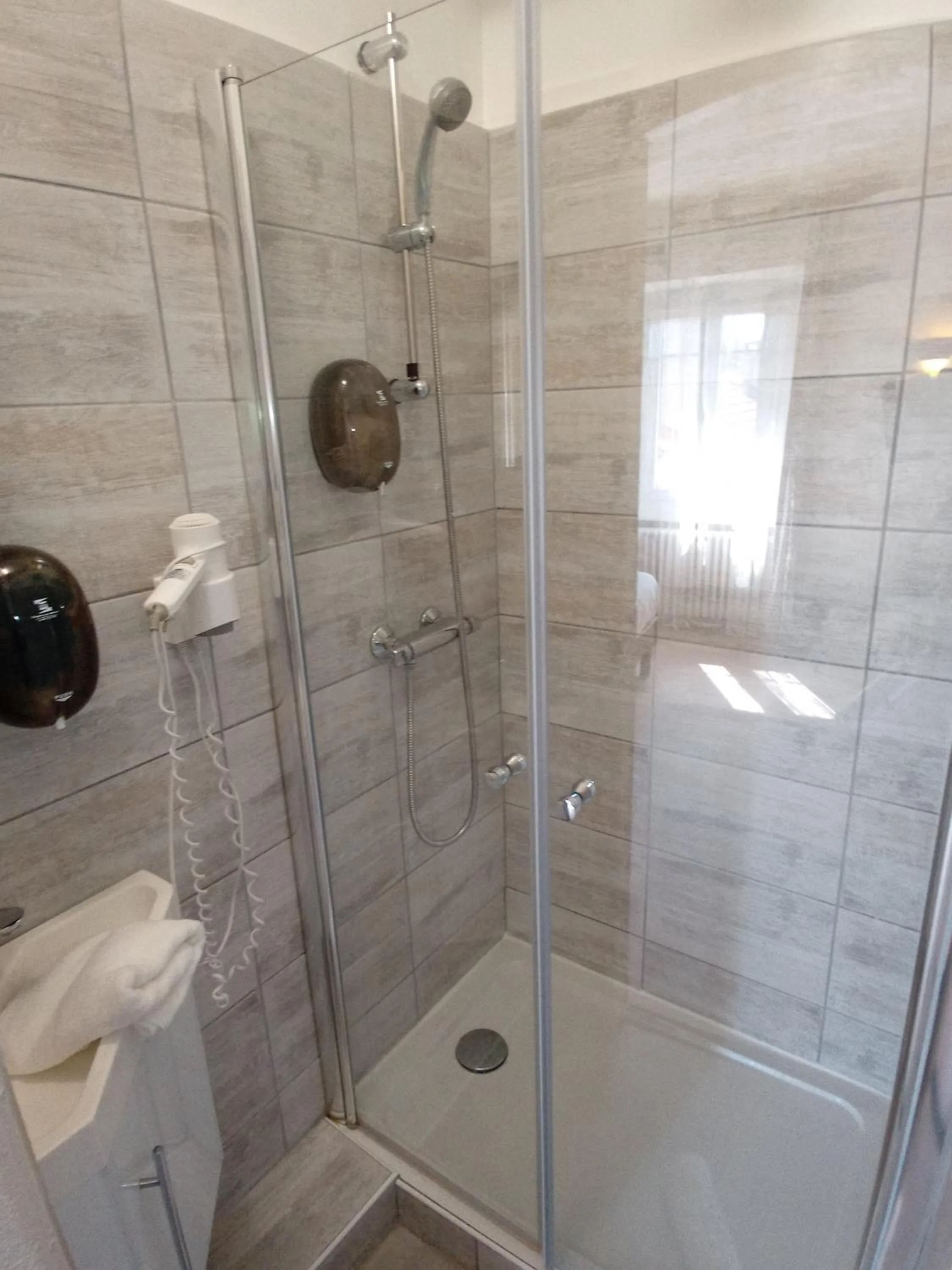 Shower in Hotel Astoria